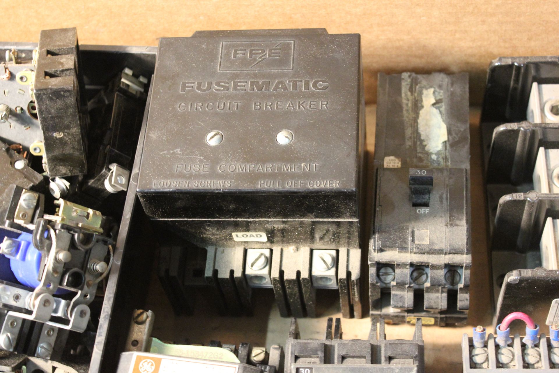 LOT OF MISCELLANEOUS ELECTRICAL PARTS - Image 6 of 7