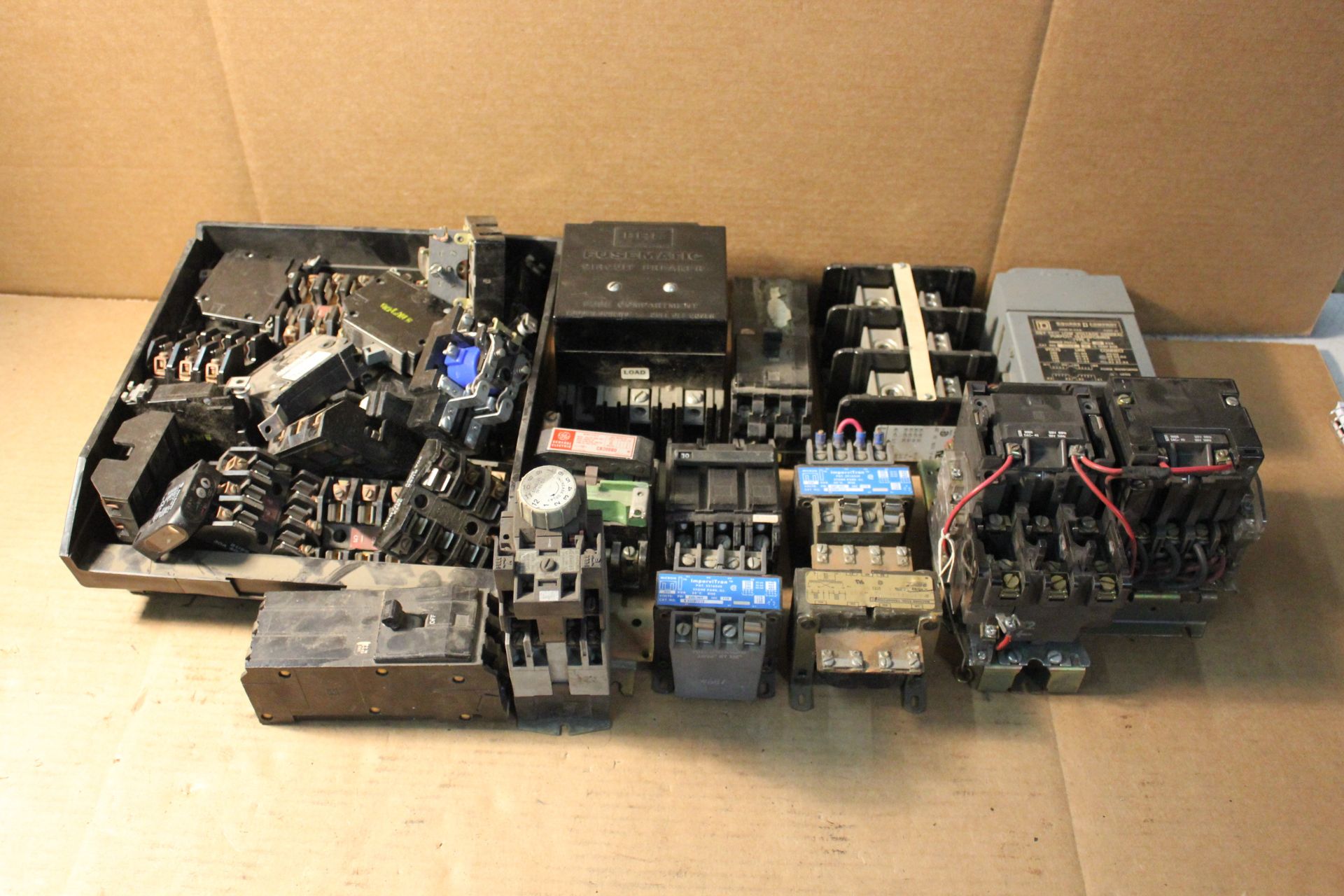 LOT OF MISCELLANEOUS ELECTRICAL PARTS