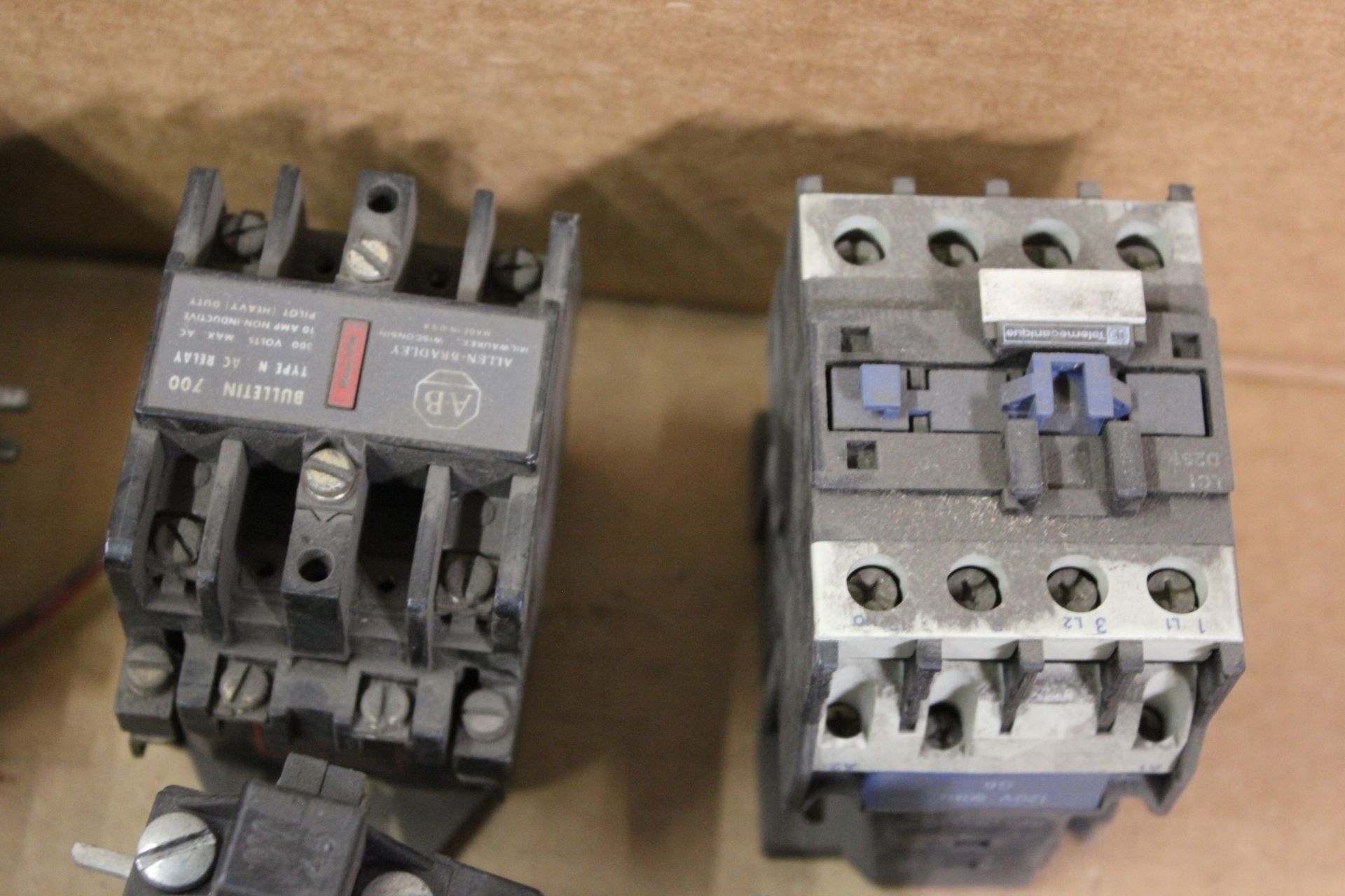 LOT OF CIRCUIT BREAKERS AND PARTS - Image 2 of 7
