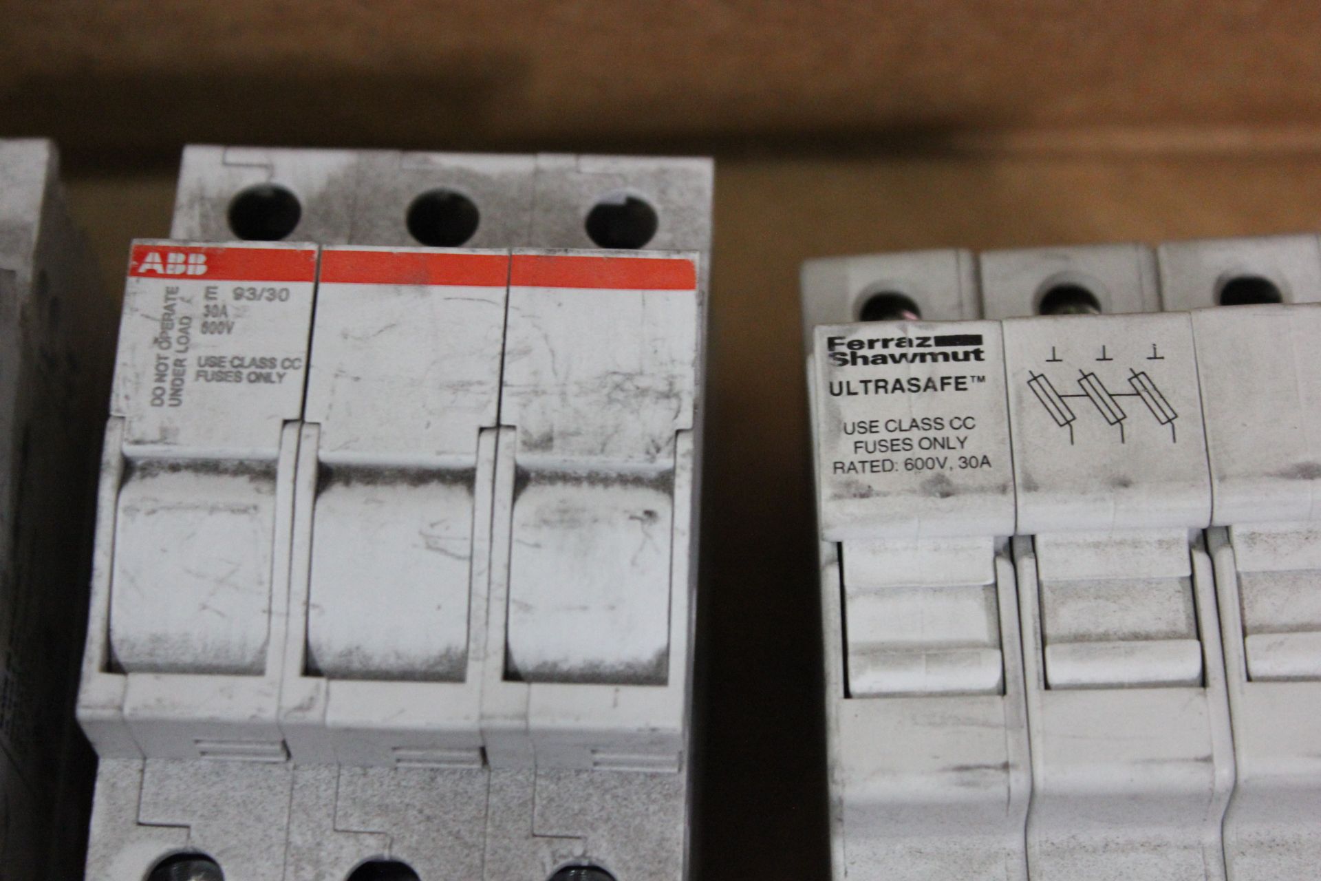 LOT OF CIRCUIT BREAKERS AND PARTS - Image 3 of 5