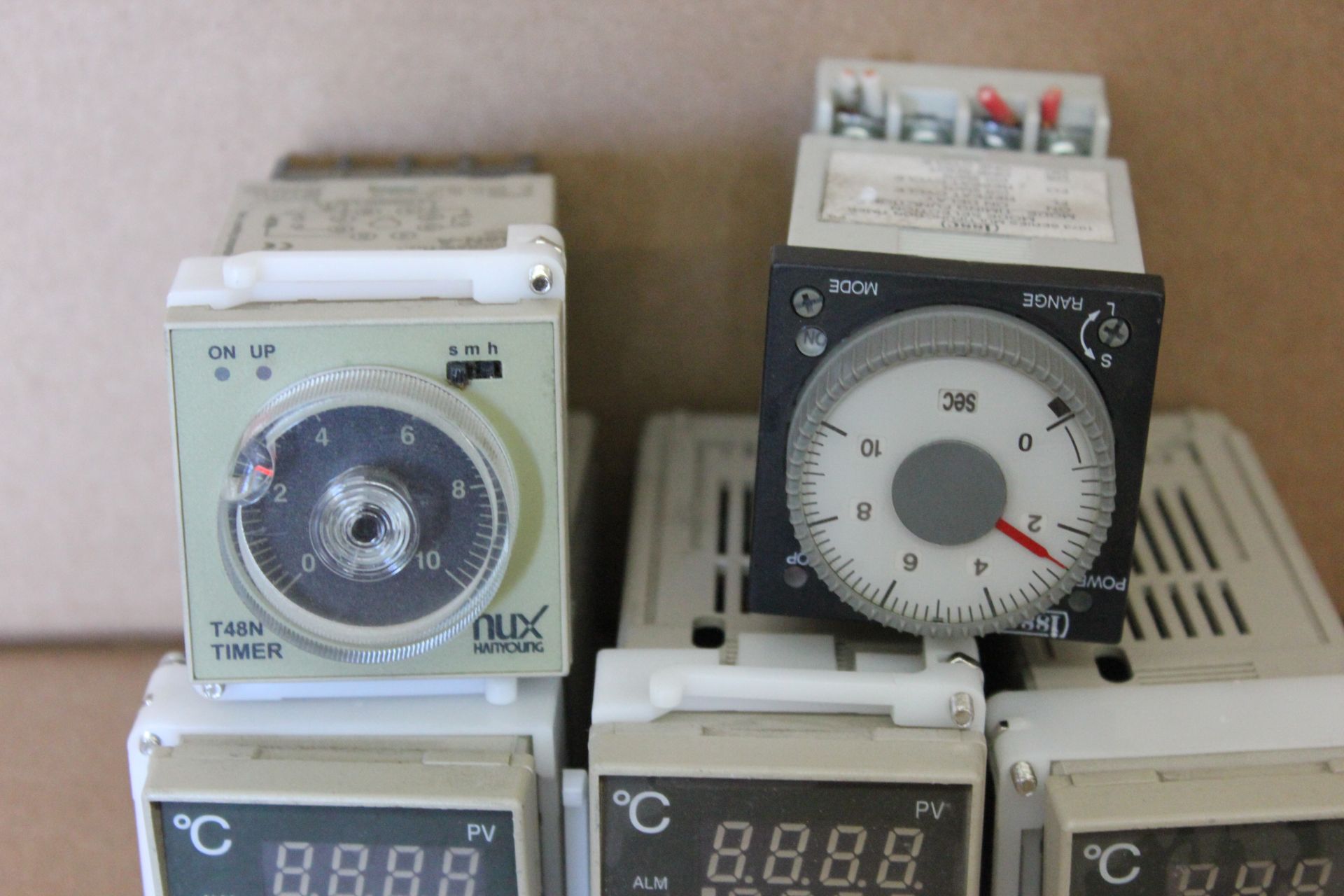 LOT OF TEMPERATURE CONTROLLERS AND TIMERS - Image 4 of 7