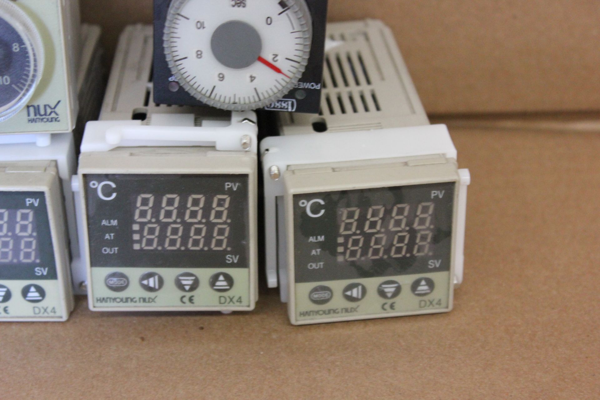 LOT OF TEMPERATURE CONTROLLERS AND TIMERS - Image 3 of 7
