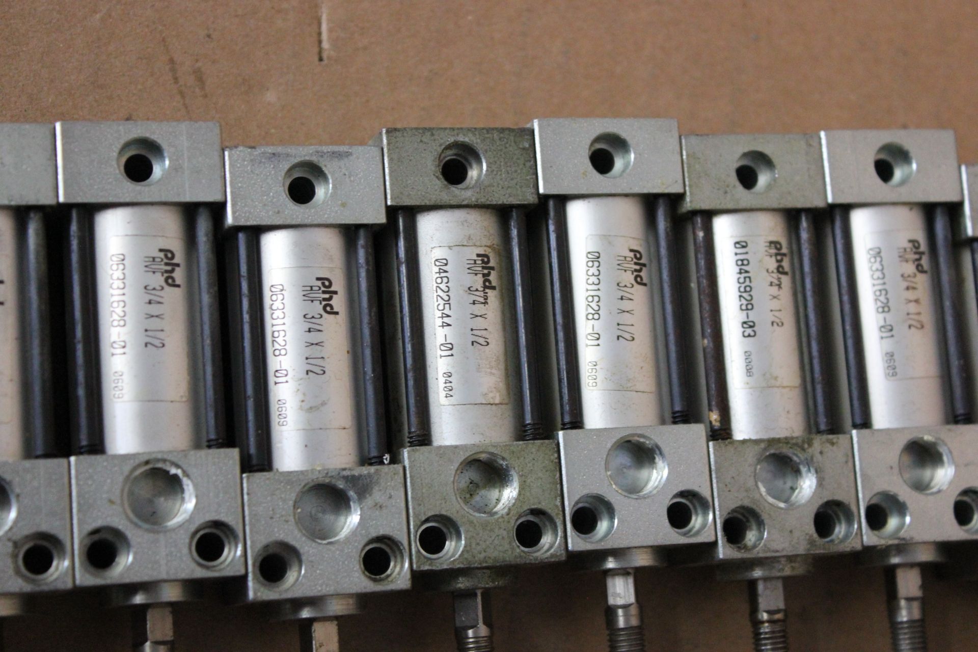 LARGE LOT OF PHD PNEUMATIC CYLINDERS - Image 4 of 6