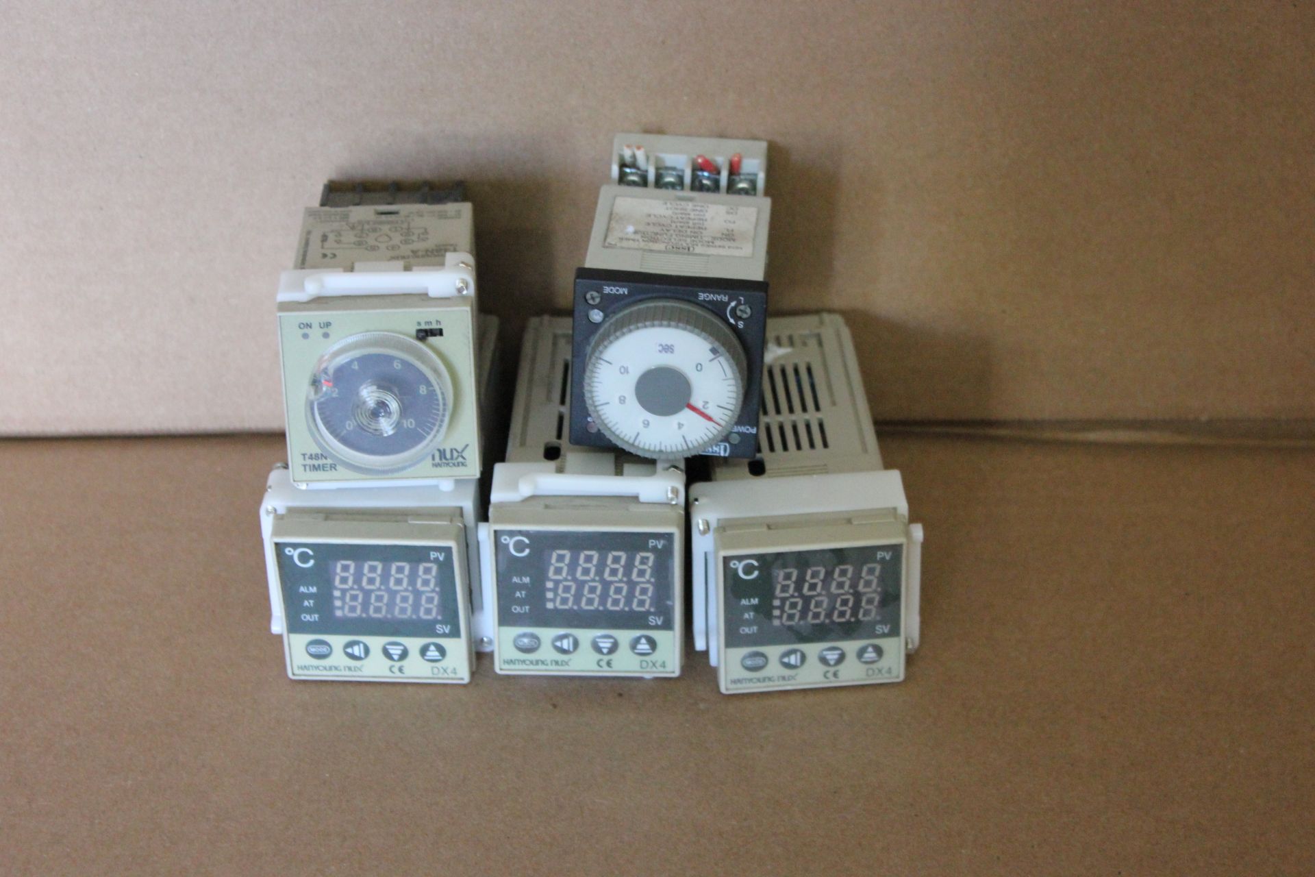LOT OF TEMPERATURE CONTROLLERS AND TIMERS