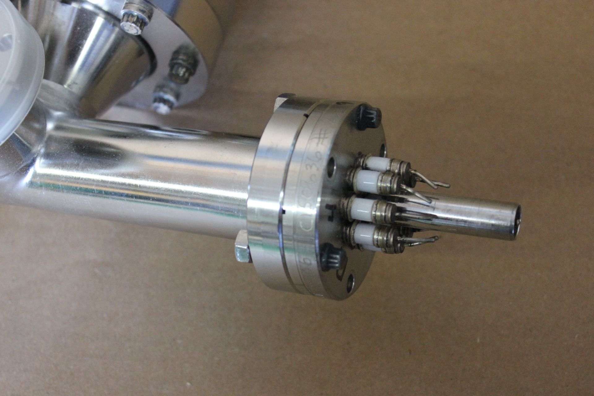 VARIAN TURBO MOLECULAR VACUUM PUMP WITH ASSEMBLY - Image 2 of 10