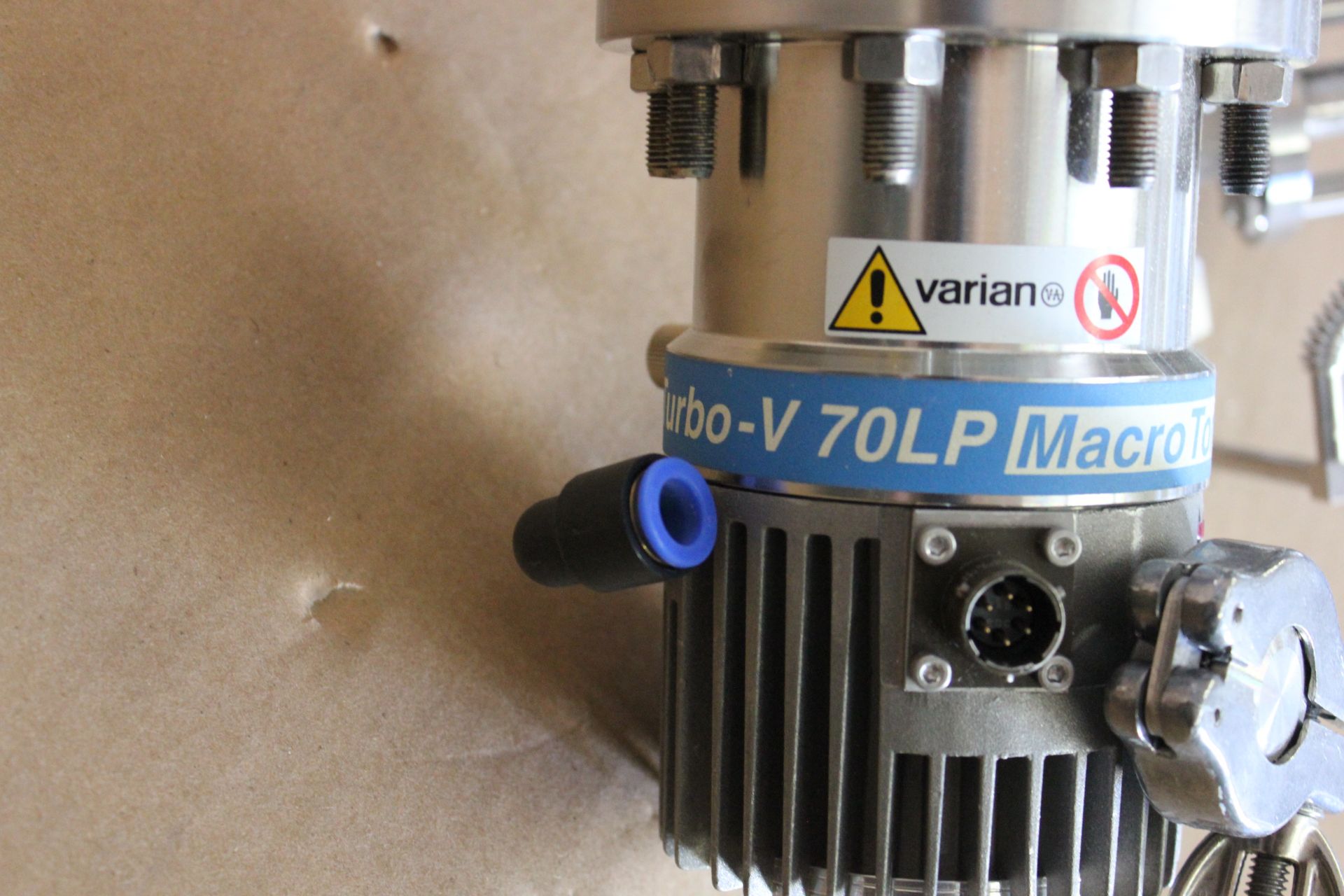 VARIAN TURBO MOLECULAR VACUUM PUMP WITH ASSEMBLY - Image 3 of 10