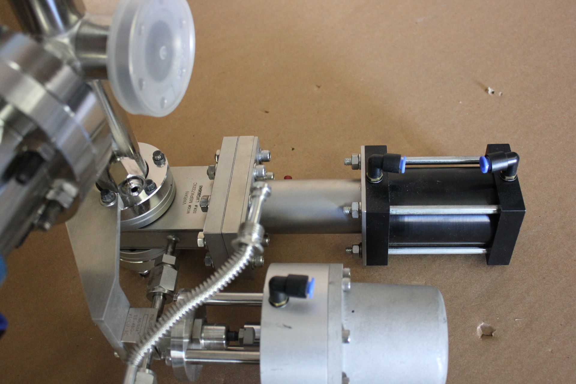 VARIAN TURBO MOLECULAR VACUUM PUMP WITH ASSEMBLY - Image 6 of 10