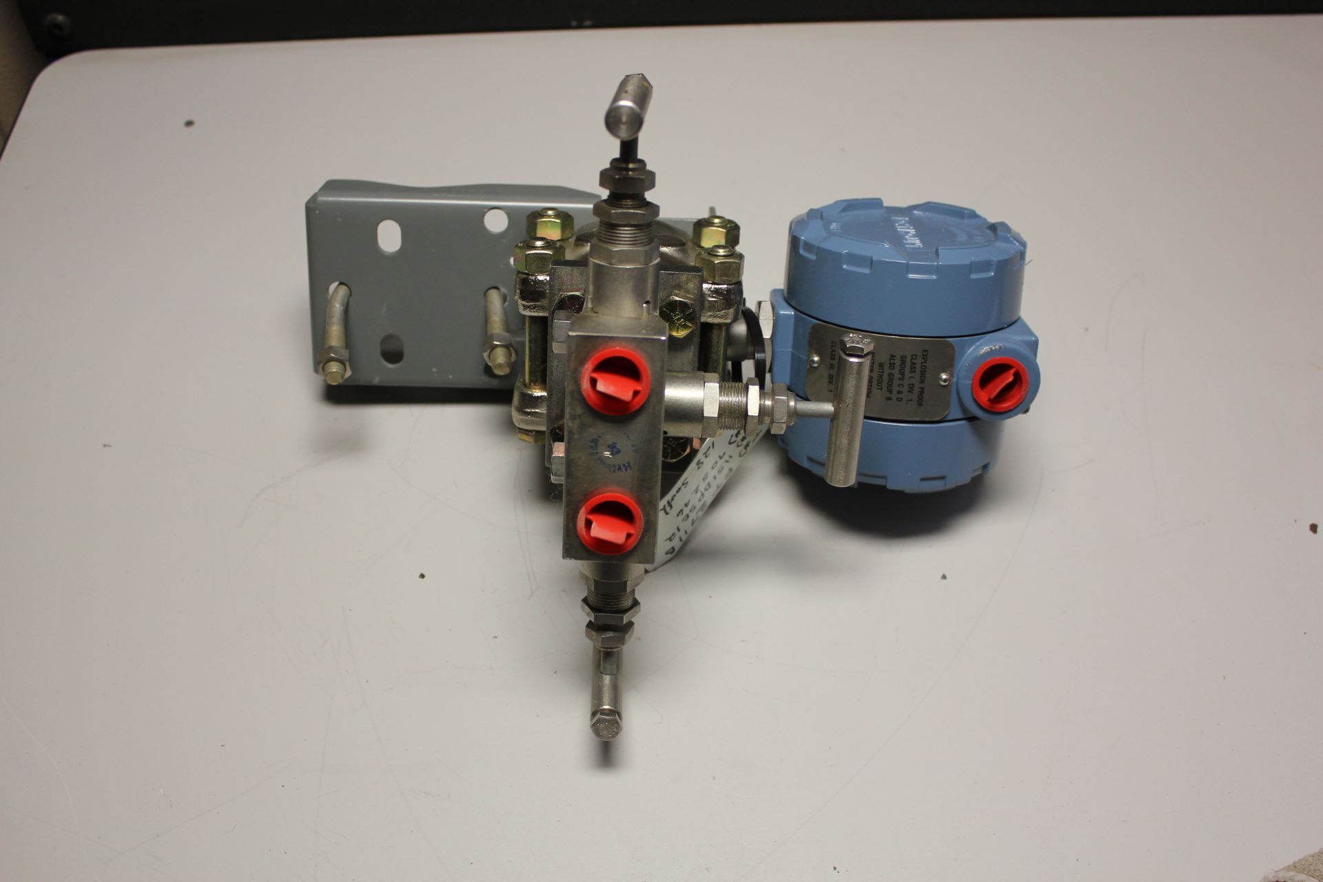 ROSEMOUNT 1151 PRESSURE TRANSMITTER W/ MANIFOLD & MOUNT