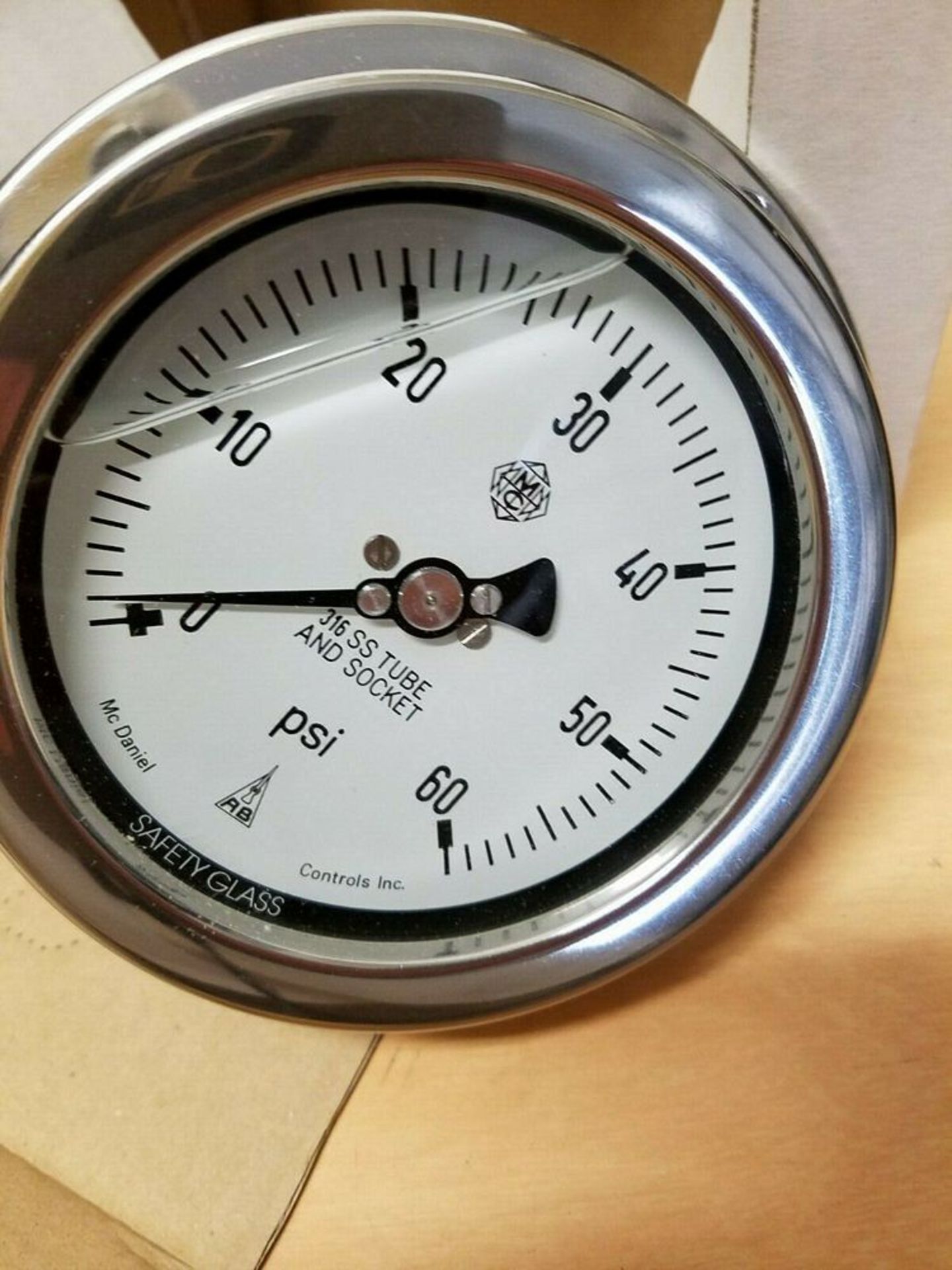 NEW MCDANIEL CONTROLS GLYCERIN FILLED PRESSURE GAUGE - Image 2 of 2