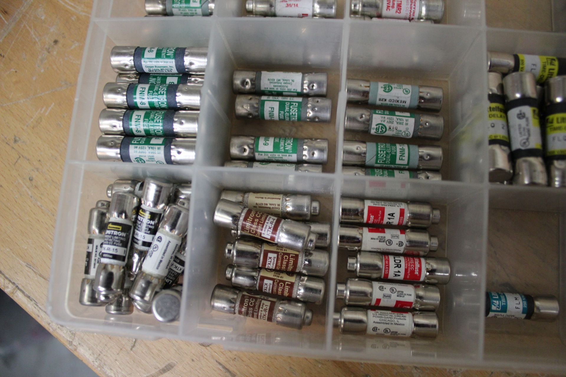 CARRYING CASE WITH ASSORTED UNUSED FUSES - Image 4 of 6