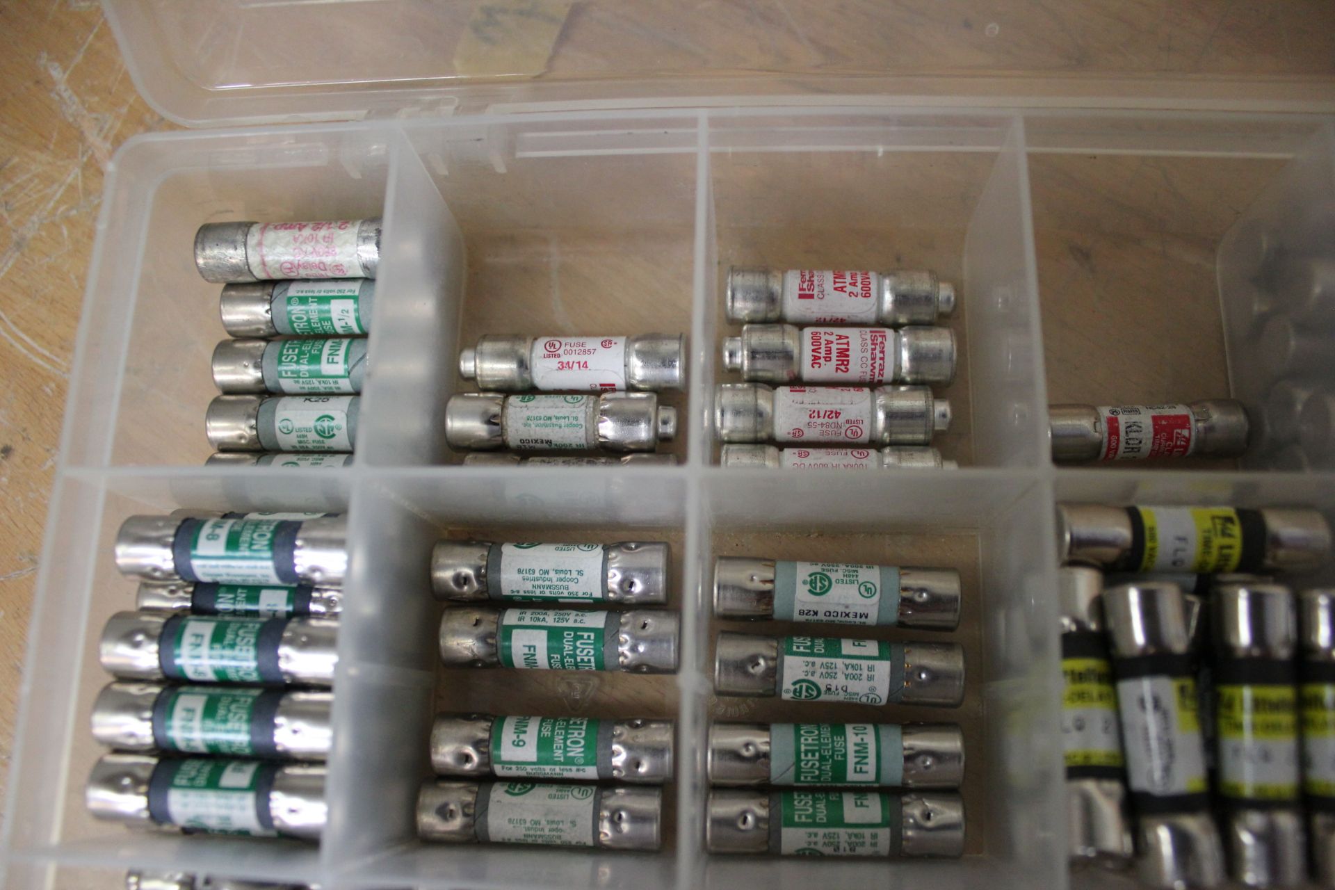 CARRYING CASE WITH ASSORTED UNUSED FUSES - Image 5 of 6