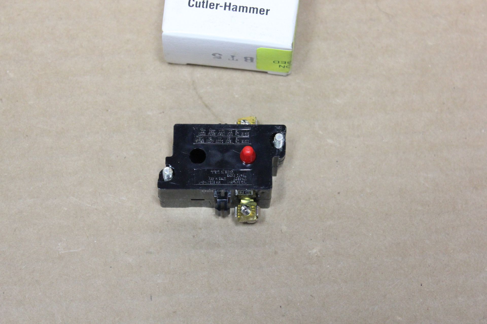 LOT OF 5 NEW CUTLER HAMMER CONTACT BLOCKS - Image 3 of 3