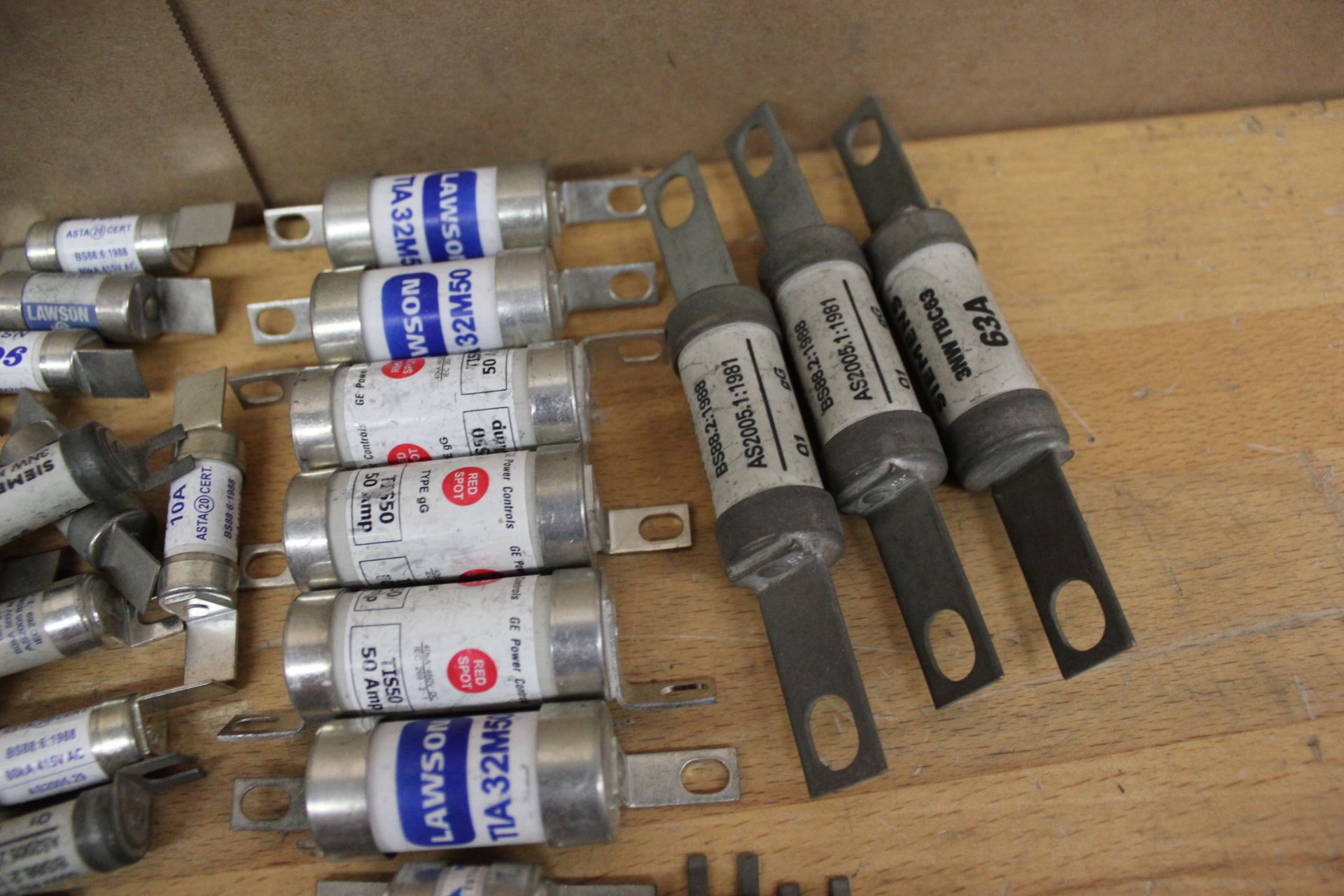 LOT OF VARIOUS UNUSED FUSES - Image 7 of 7