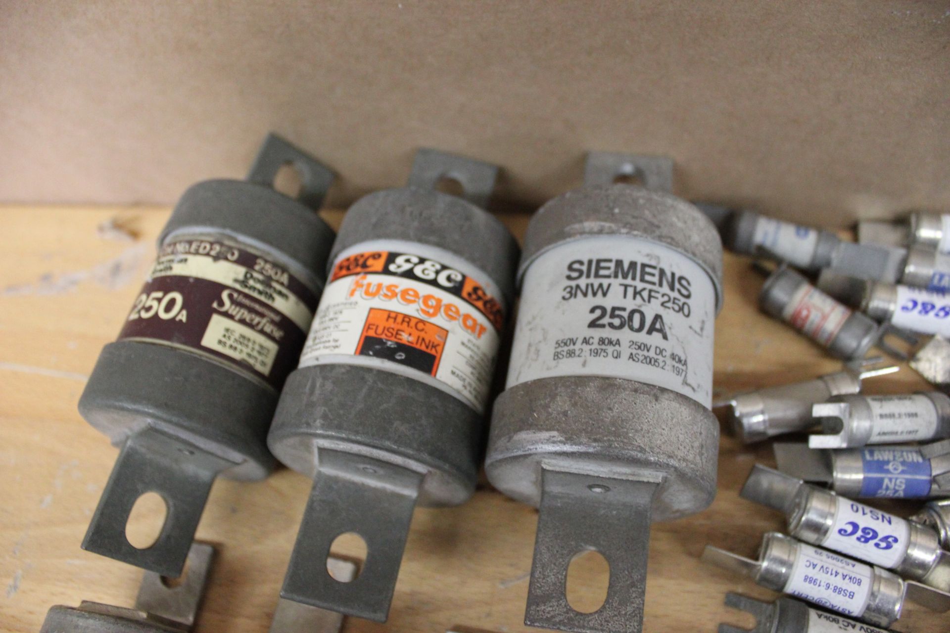 LOT OF VARIOUS UNUSED FUSES - Image 5 of 7