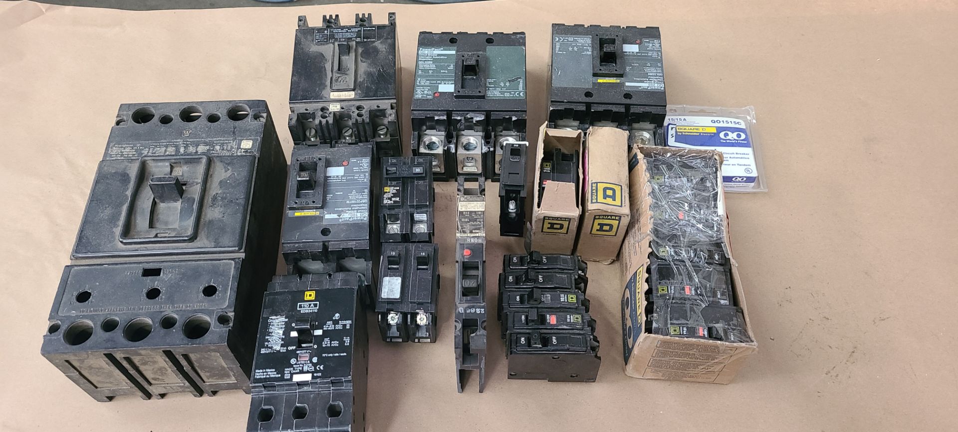 LOT OF CIRCUIT BREAKERS