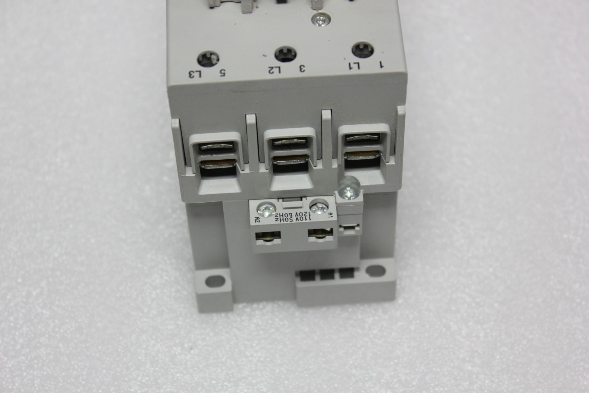 ALLEN BRADLEY C85 CONTACTOR WITH AUX CONTACT BLOCK - Image 3 of 4