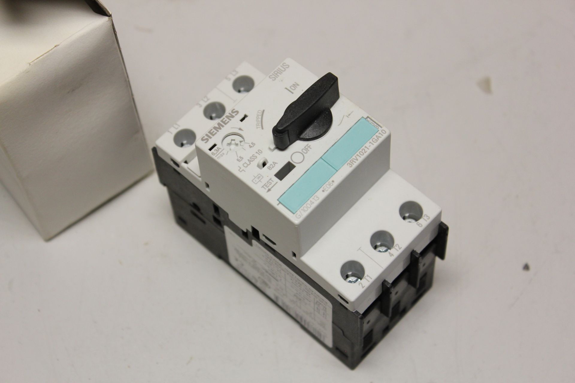 NEW SIEMENS CIRCUIT BREAKER - Image 4 of 5