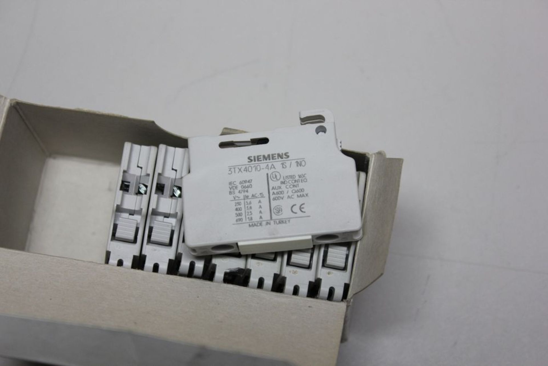 LOT OF NEW SIEMENS AUXILIARY CONTACT BLOCKS - Image 4 of 4