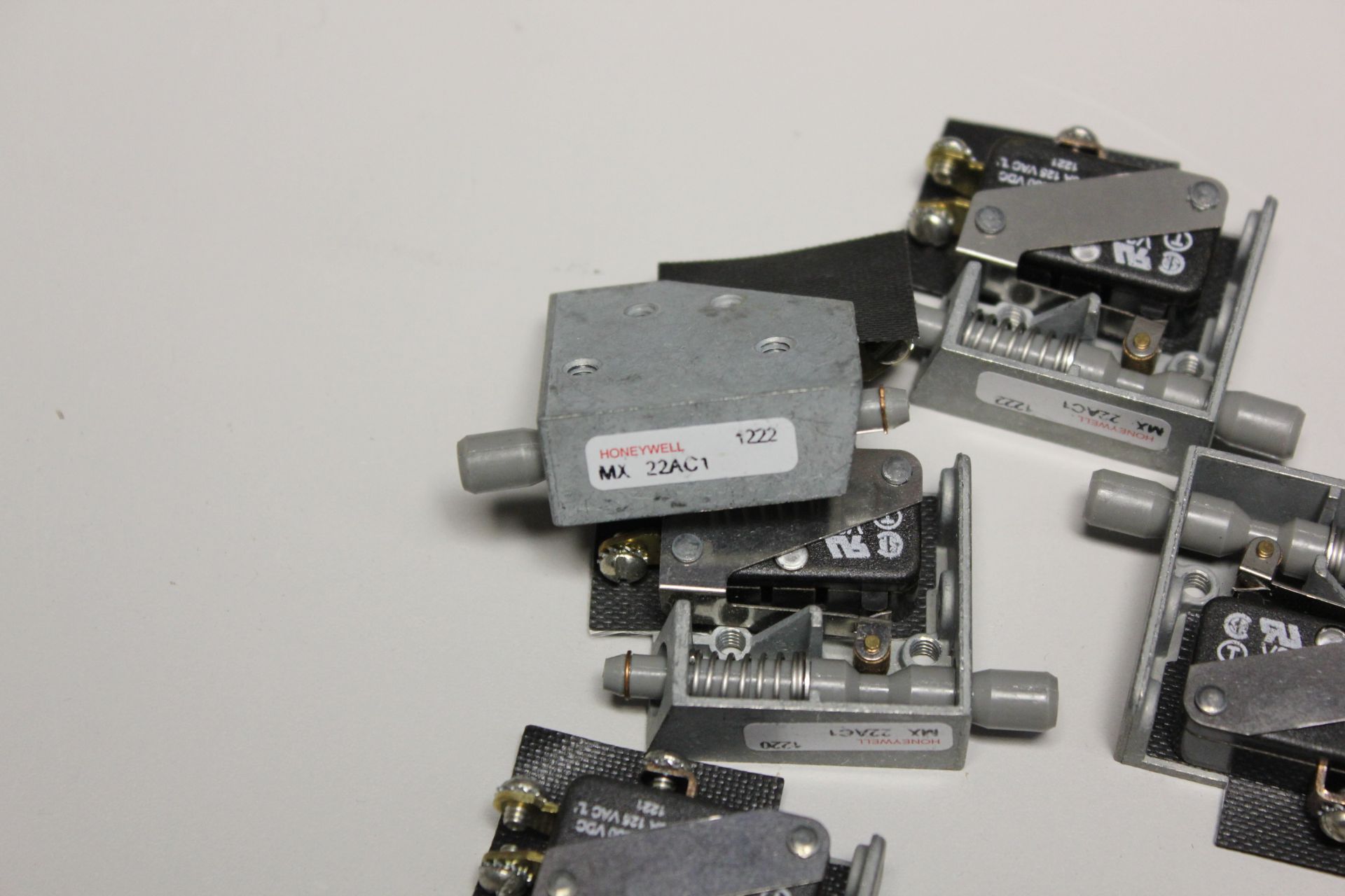 LOT OF UNUSED HONEYWELL LIMIT SWITCHES - Image 2 of 2
