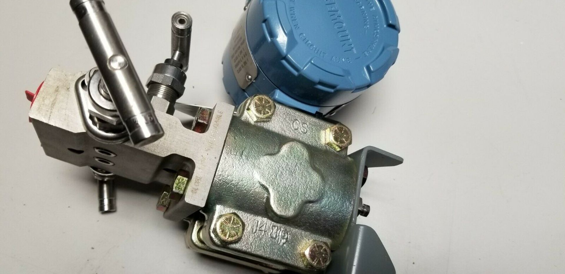 ROSEMOUNT 1151 PRESSURE TRANSMITTER W/ MANIFOLD & MOUNT - Image 3 of 8