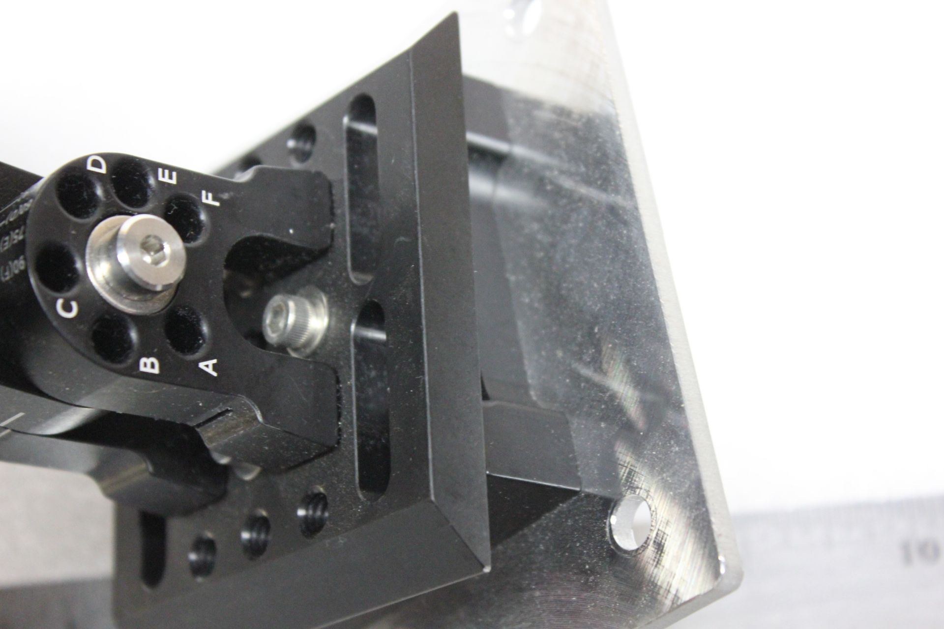 THORLABS ADJUSTABLE ANGLE MOUNTING PLATE - Image 4 of 5