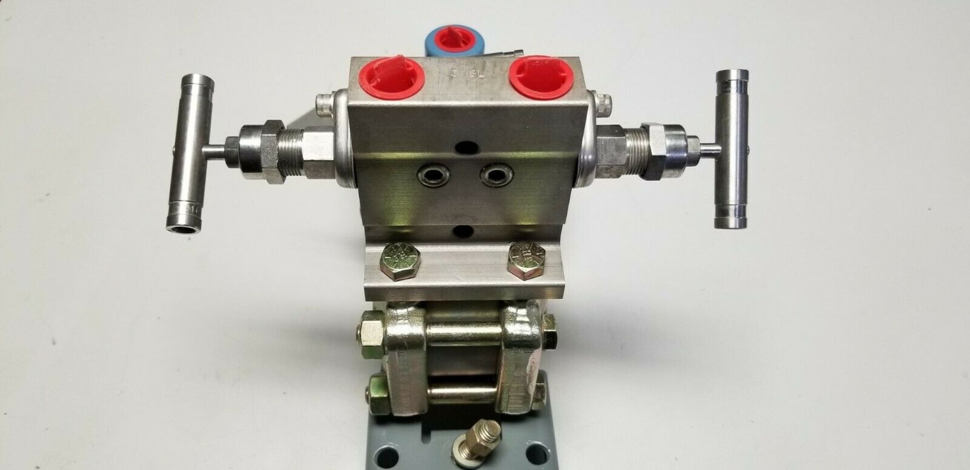 ROSEMOUNT 1151 PRESSURE TRANSMITTER W/ MANIFOLD & MOUNT - Image 2 of 8