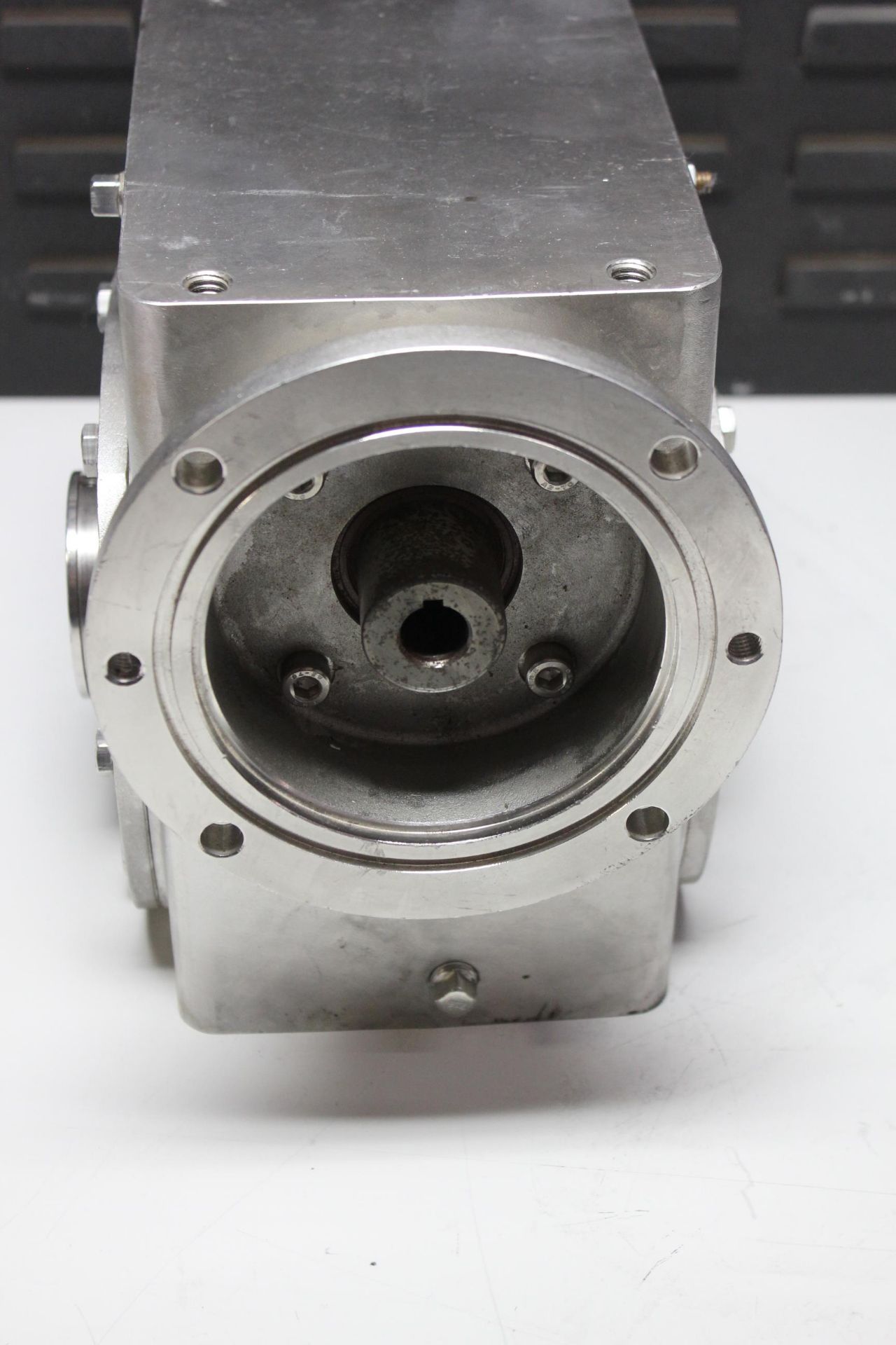 UNUSED STERLING SS WASHDOWN RIGHT ANGLE GEAR REDUCER - Image 4 of 6