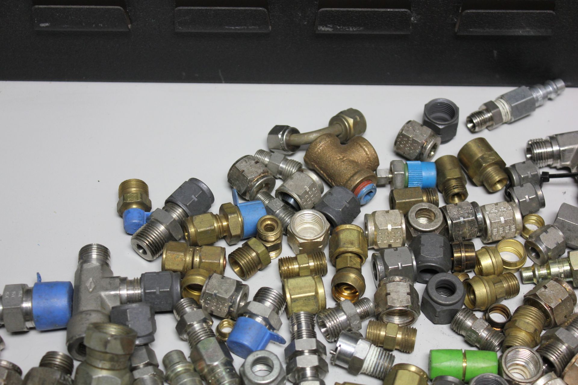 LOT OF COMPRESSION FITTINGS - SWAGELOK, CAJON, ETC - Image 2 of 8