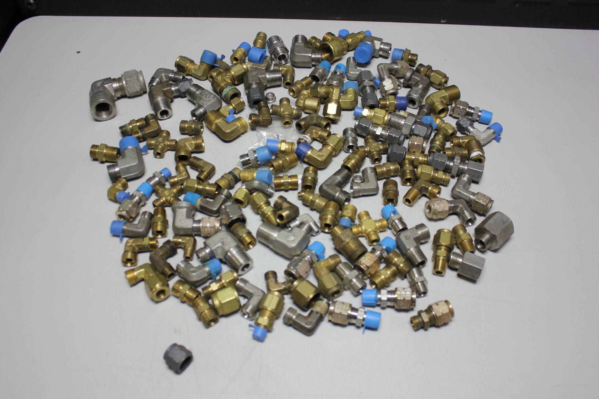 LOT OF COMPRESSION FITTINGS