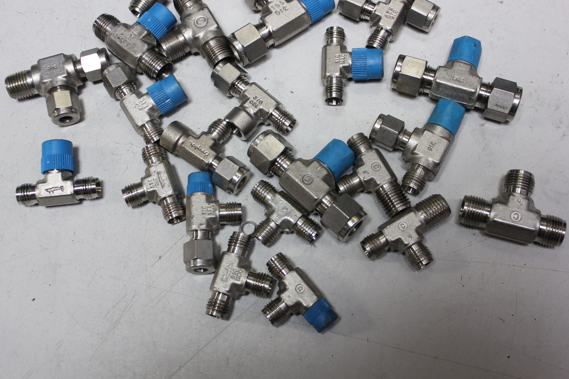 LOT OF COMPRESSION FITTINGS - SWAGELOK, CAJON, ETC - Image 4 of 4