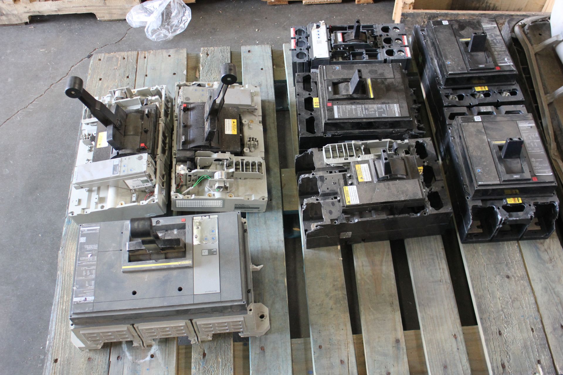 PALLET OF 8 SQUARE D AND SCHNEIDER CIRCUIT BREAKERS