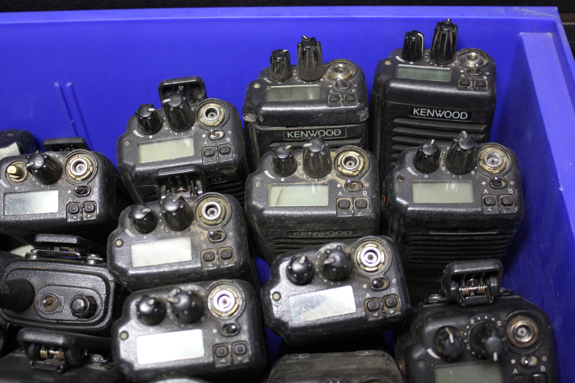 LOT OF KENWOOD HAND HELD TRANSCEIVER RADIOS & BATTERIES - Image 4 of 41