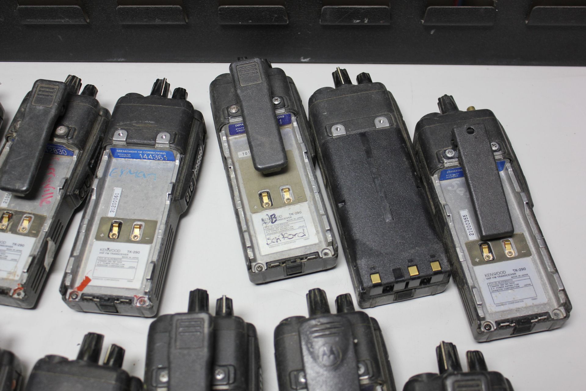 LOT OF KENWOOD HAND HELD TRANSCEIVER RADIOS & BATTERIES - Image 18 of 41