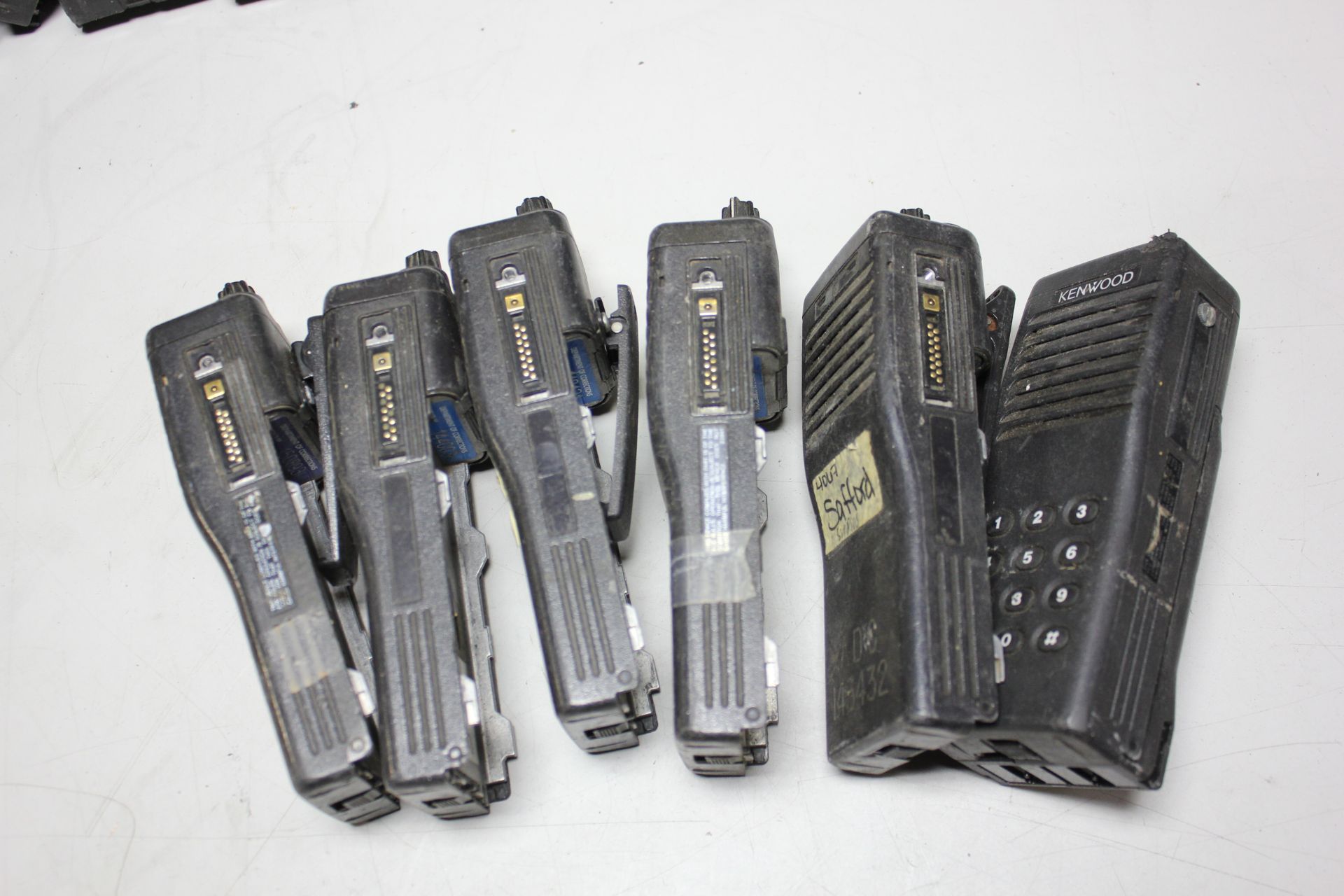 LOT OF KENWOOD HAND HELD TRANSCEIVER RADIOS & BATTERIES - Image 35 of 41