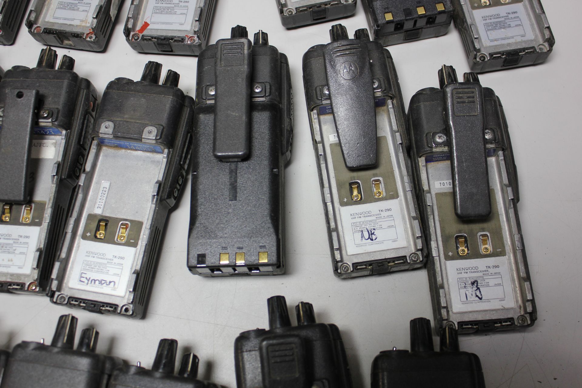 LOT OF KENWOOD HAND HELD TRANSCEIVER RADIOS & BATTERIES - Image 19 of 41