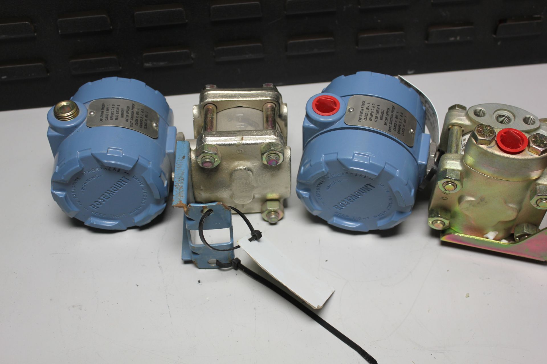 LOT OF ROSEMOUNT 1151 PRESSURE TRANSMITTER WITH MOUNT - Image 4 of 9