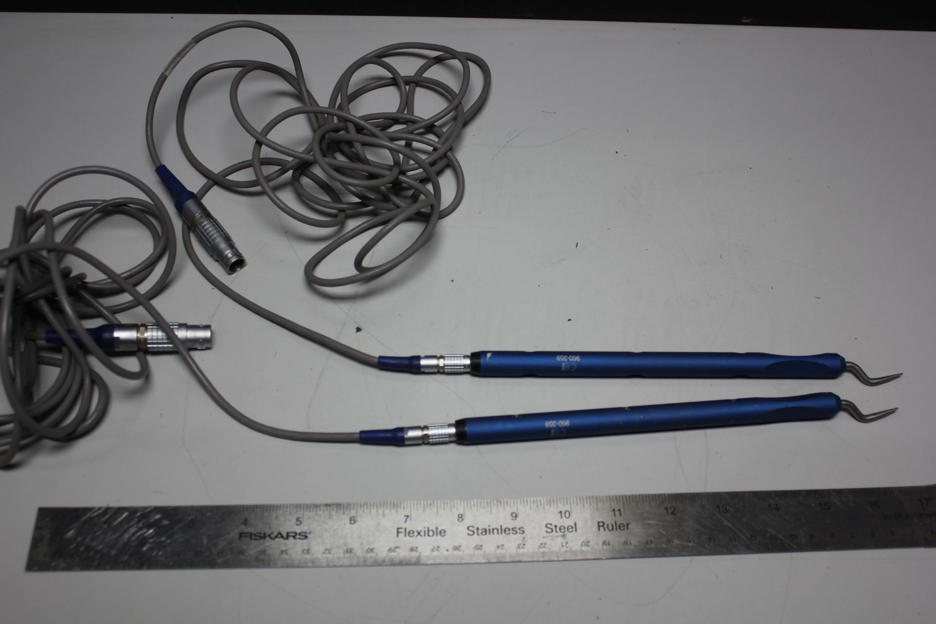 LOT OF MEDTRONIC PROBES WITH CABLES