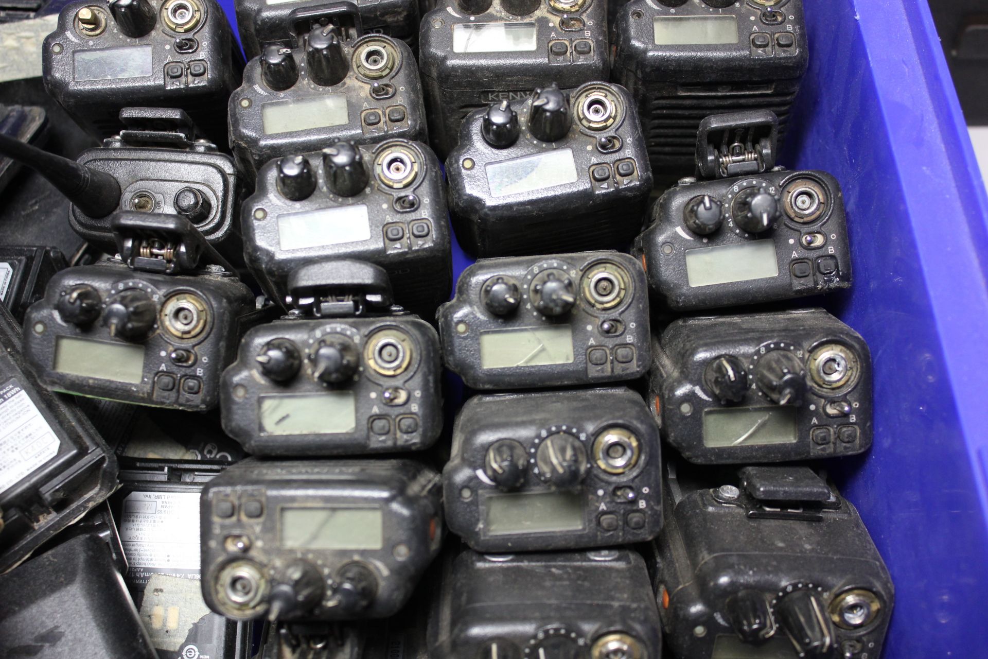 LOT OF KENWOOD HAND HELD TRANSCEIVER RADIOS & BATTERIES - Image 3 of 41