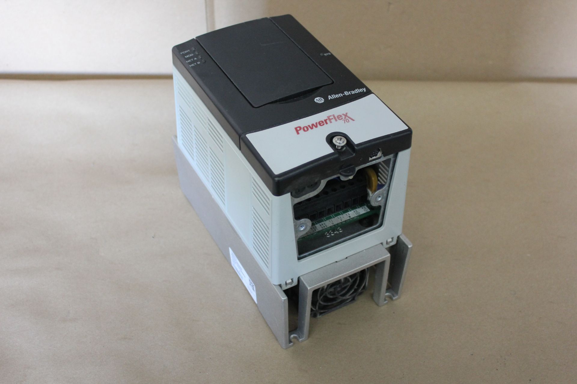 ALLEN BRADLEY POWERFLEX 70 2HP AC DRIVE