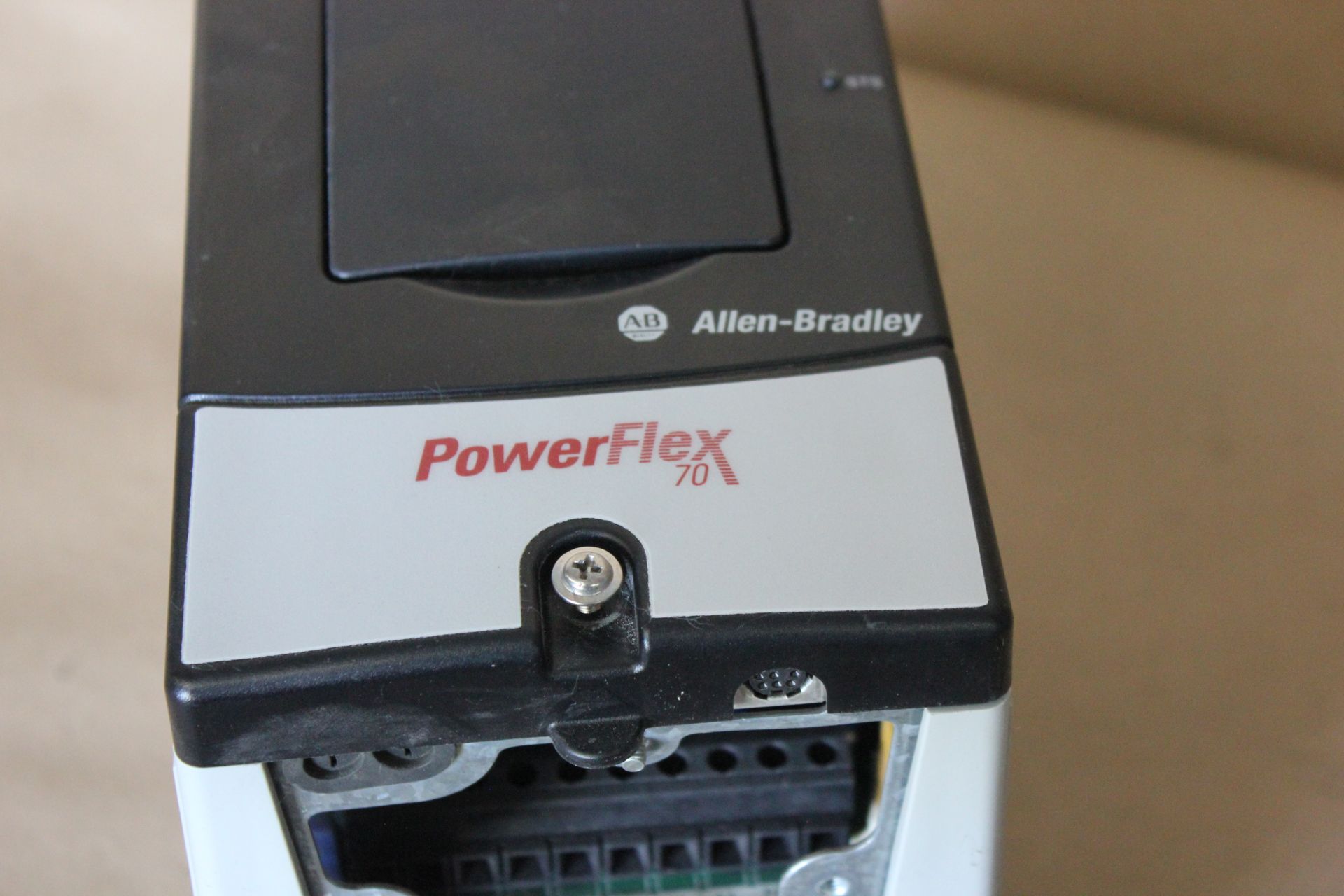 ALLEN BRADLEY POWERFLEX 70 2HP AC DRIVE - Image 2 of 6