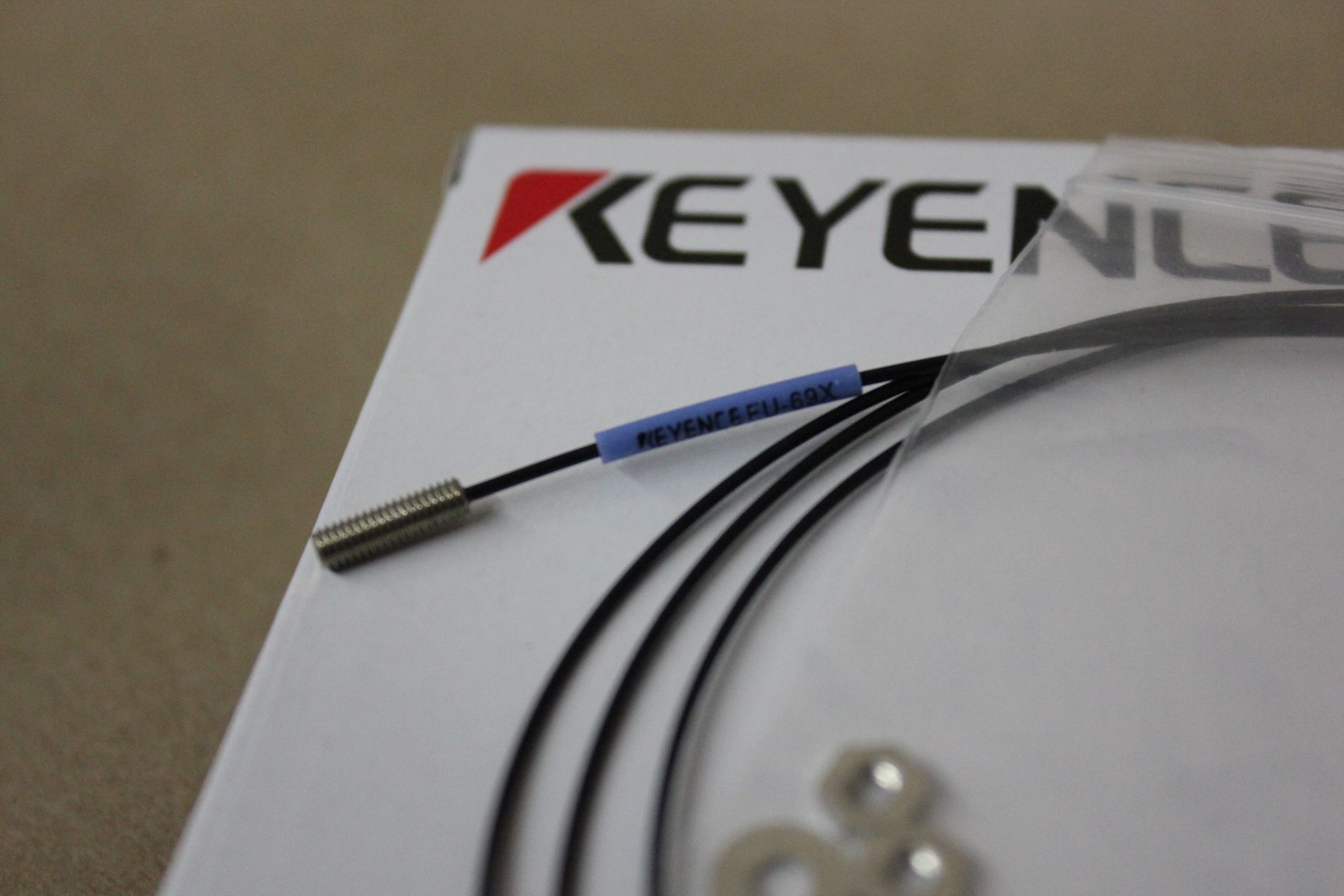 NEW KEYENCE FIBER OPTIC PROXIMITY SENSOR - Image 3 of 3