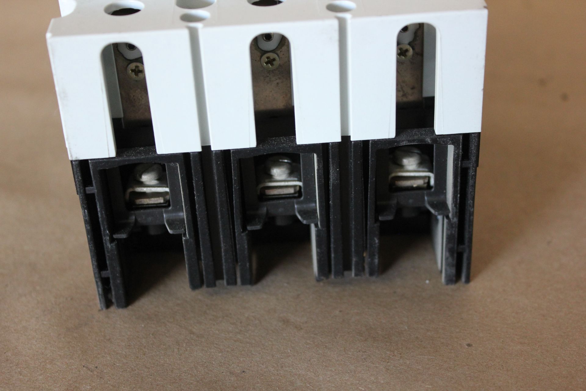 GE RECORD PLUS 20A 3POLE INDUSTRIAL CIRCUIT BREAKER - Image 3 of 5