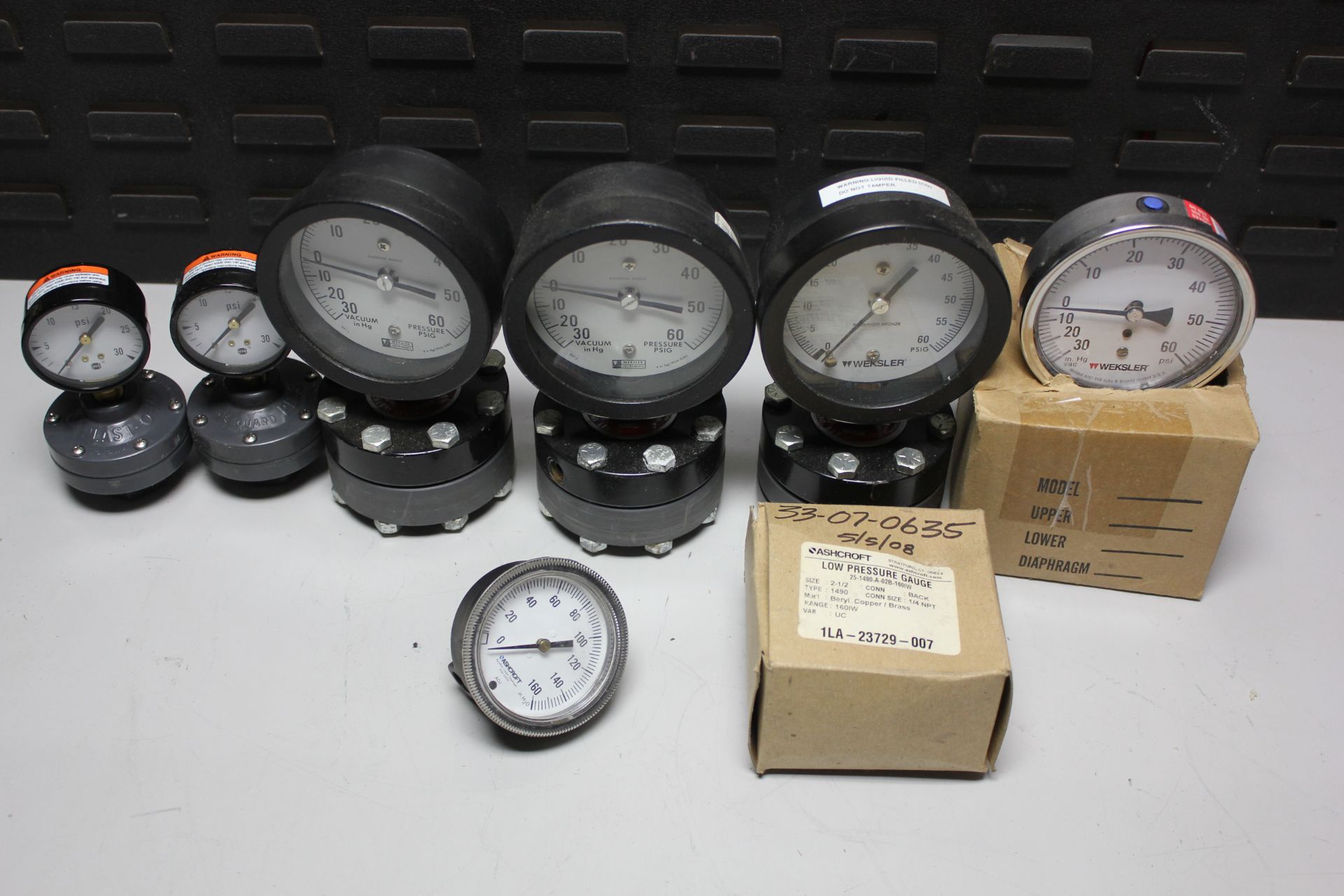 LOT OF PRESSURE GAUGES