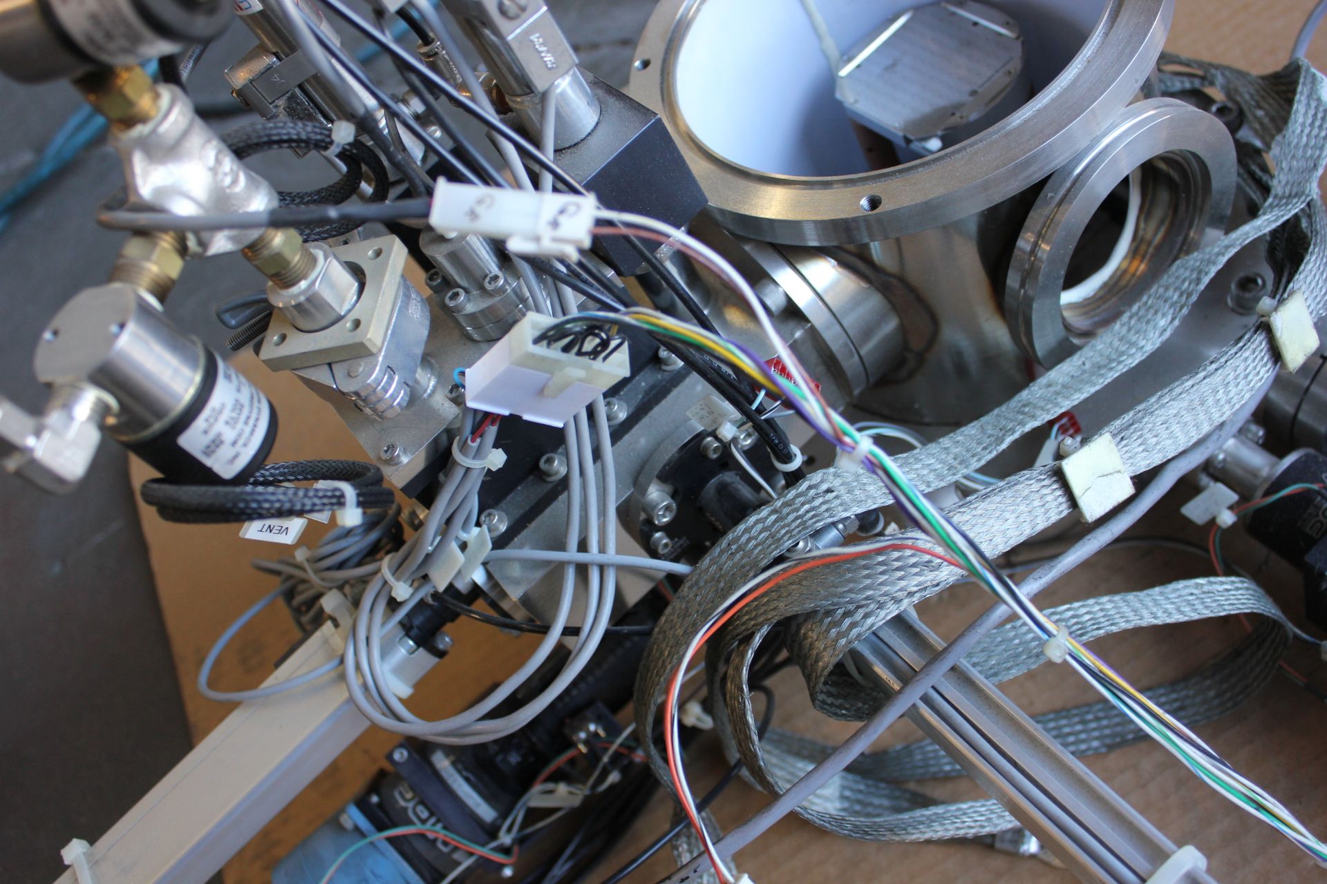 LARGE HIGH VACUUM CHAMBER WITH MDC ACTUATORS, VALVES, FITTINGS, ETC - Image 17 of 18