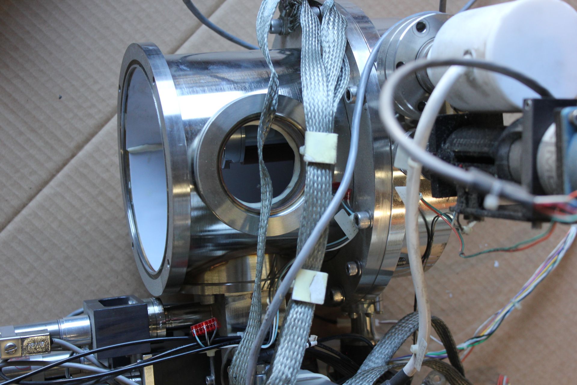 LARGE HIGH VACUUM CHAMBER WITH MDC ACTUATORS, VALVES, FITTINGS, ETC - Image 4 of 18