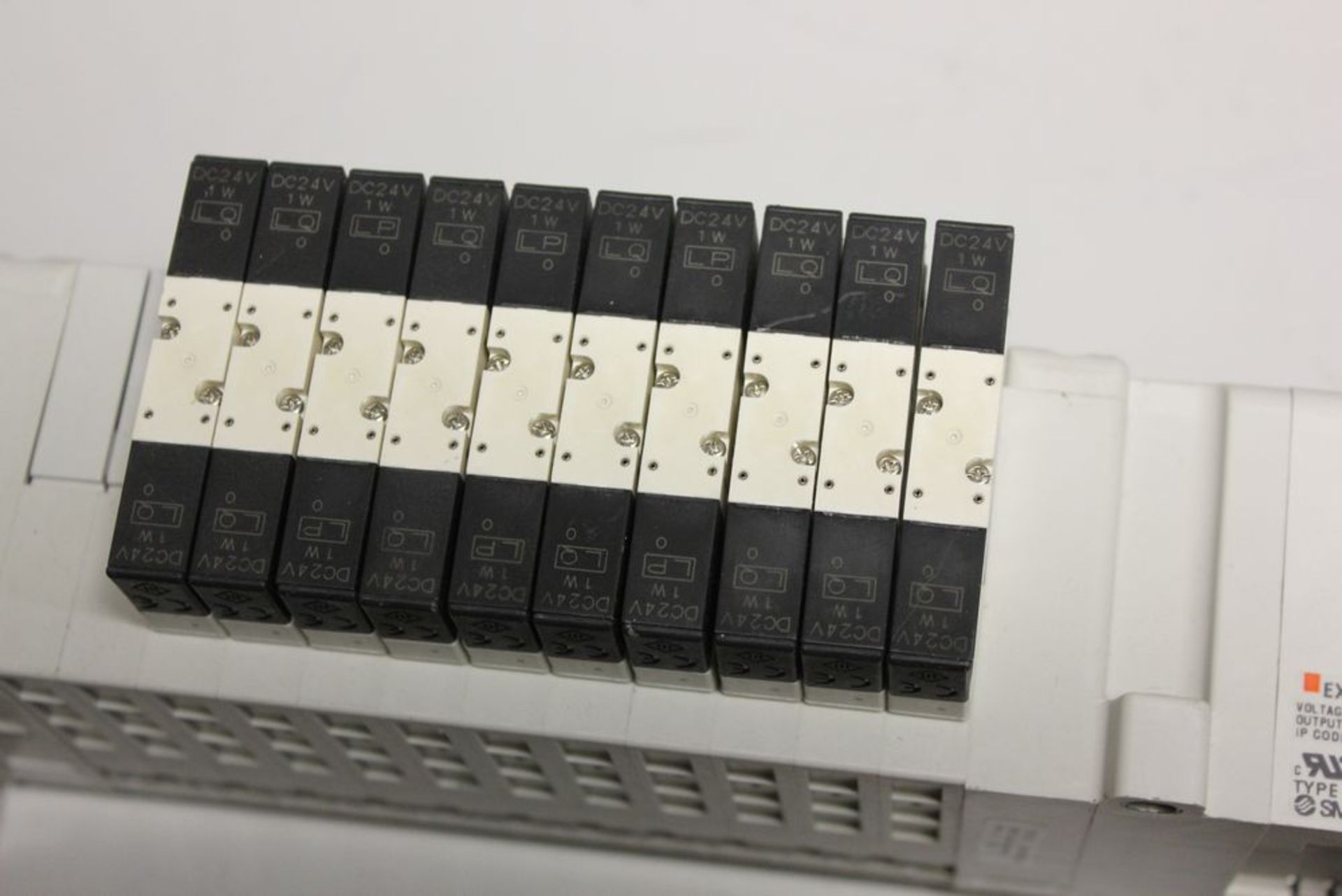 LARGE SMC MANIFOLD WITH SOLENOID VALVES AND INETRFACE MODULES - Image 8 of 8