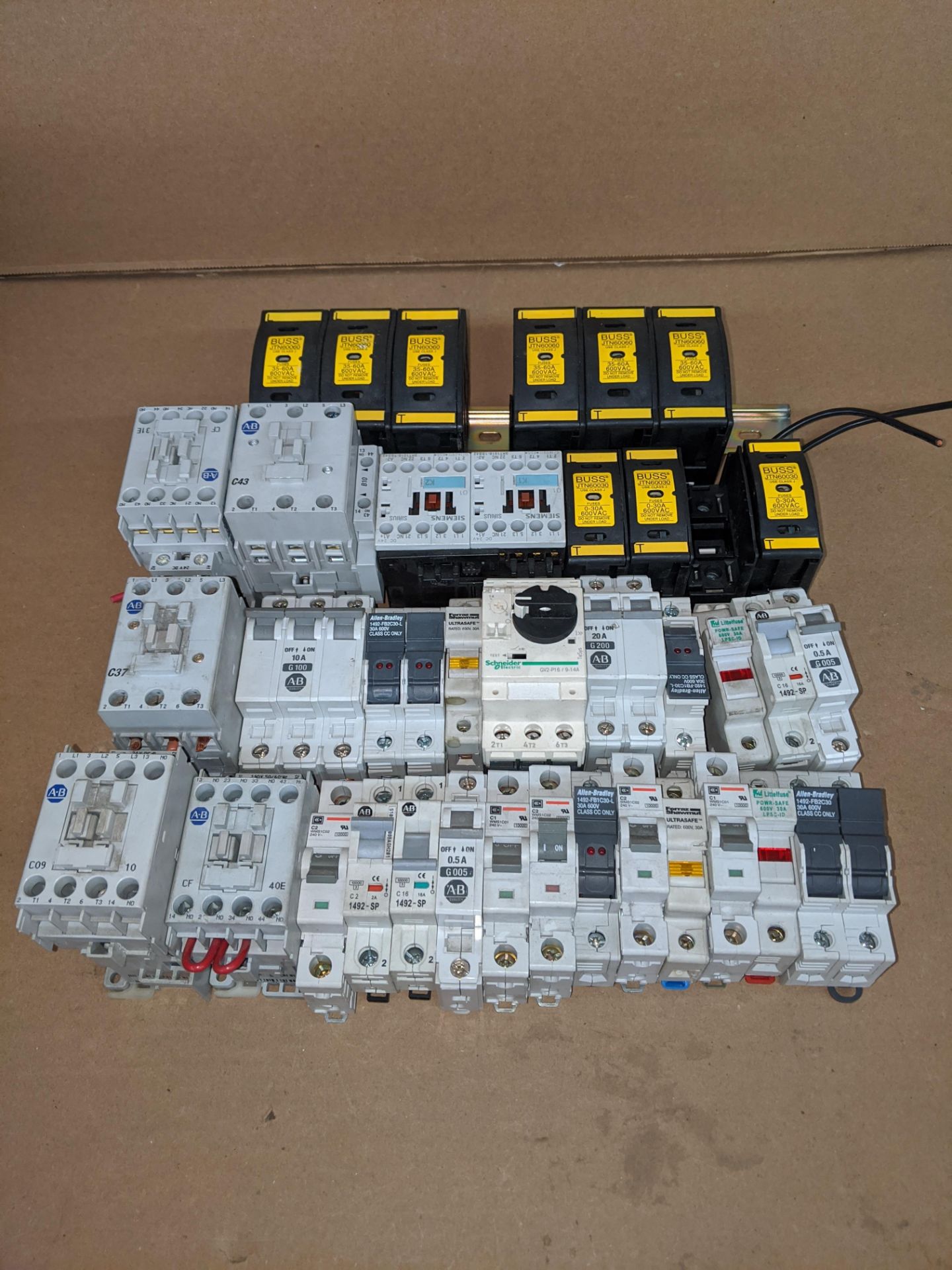 LOT OF ALLEN BRADLEY/SCHNEIDER/SIEMENS ELECTRICAL PARTS