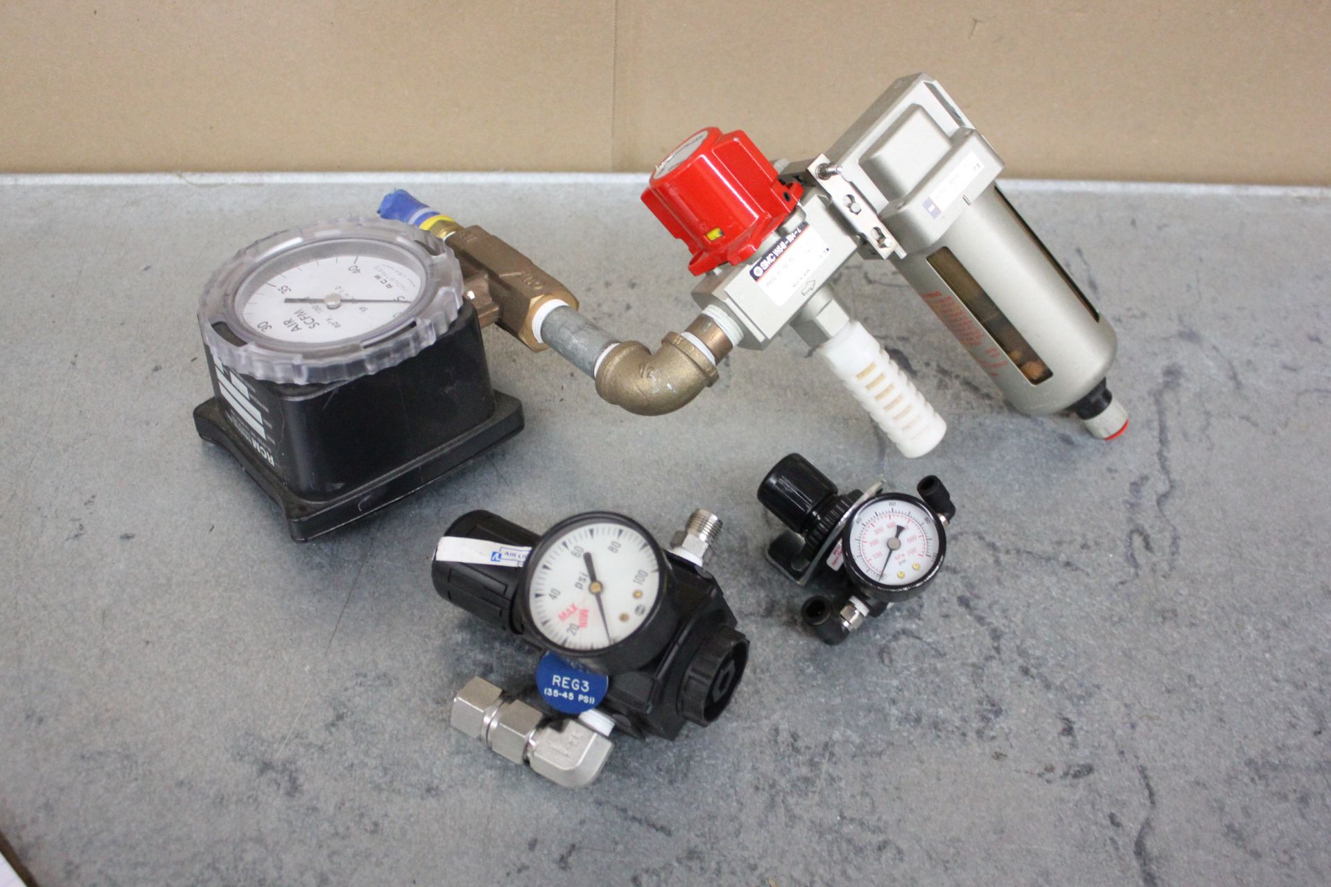 LOT OF PNEUMATIC REGULATORS/FILTER