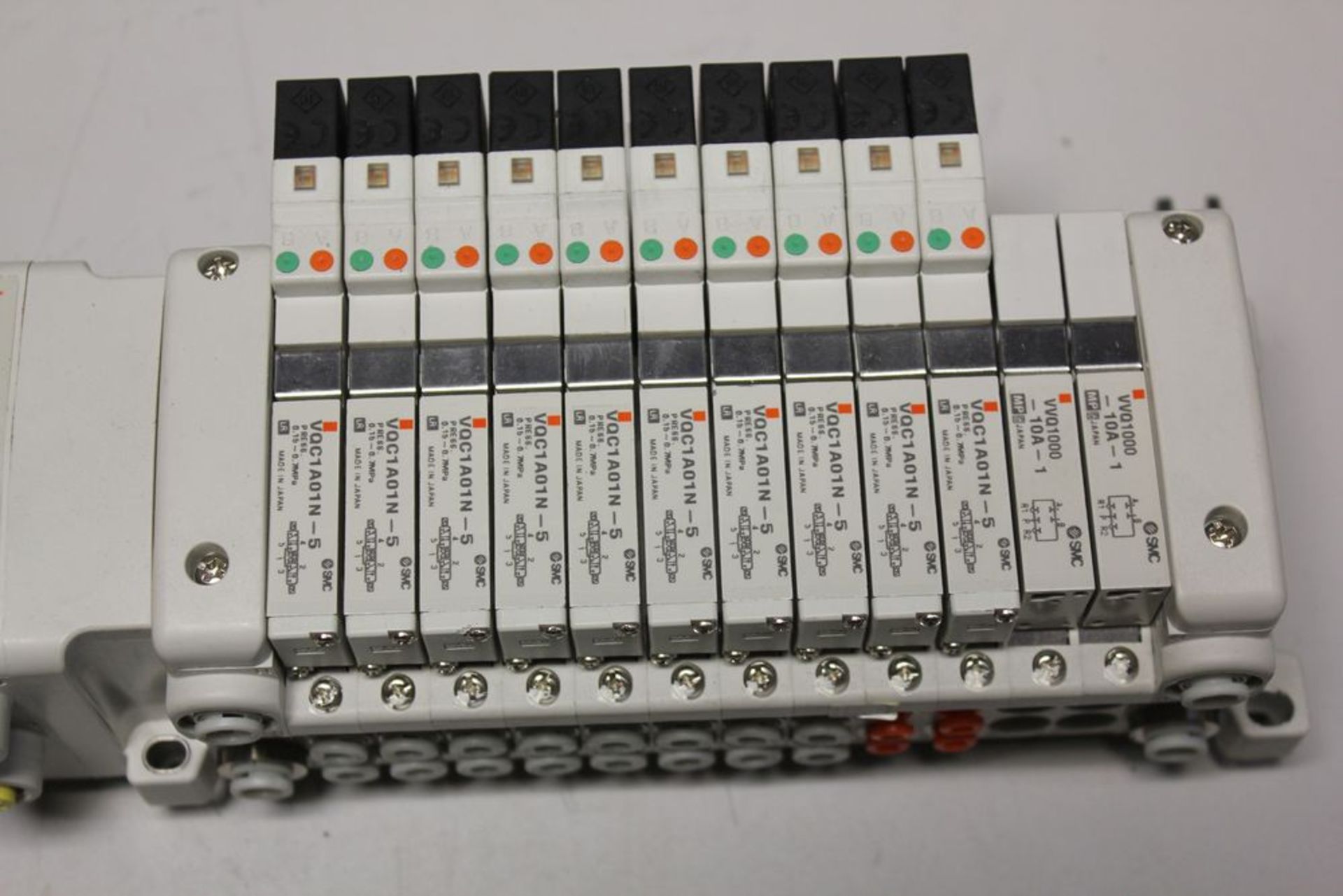 LARGE SMC MANIFOLD WITH SOLENOID VALVES AND INETRFACE MODULES - Image 4 of 8