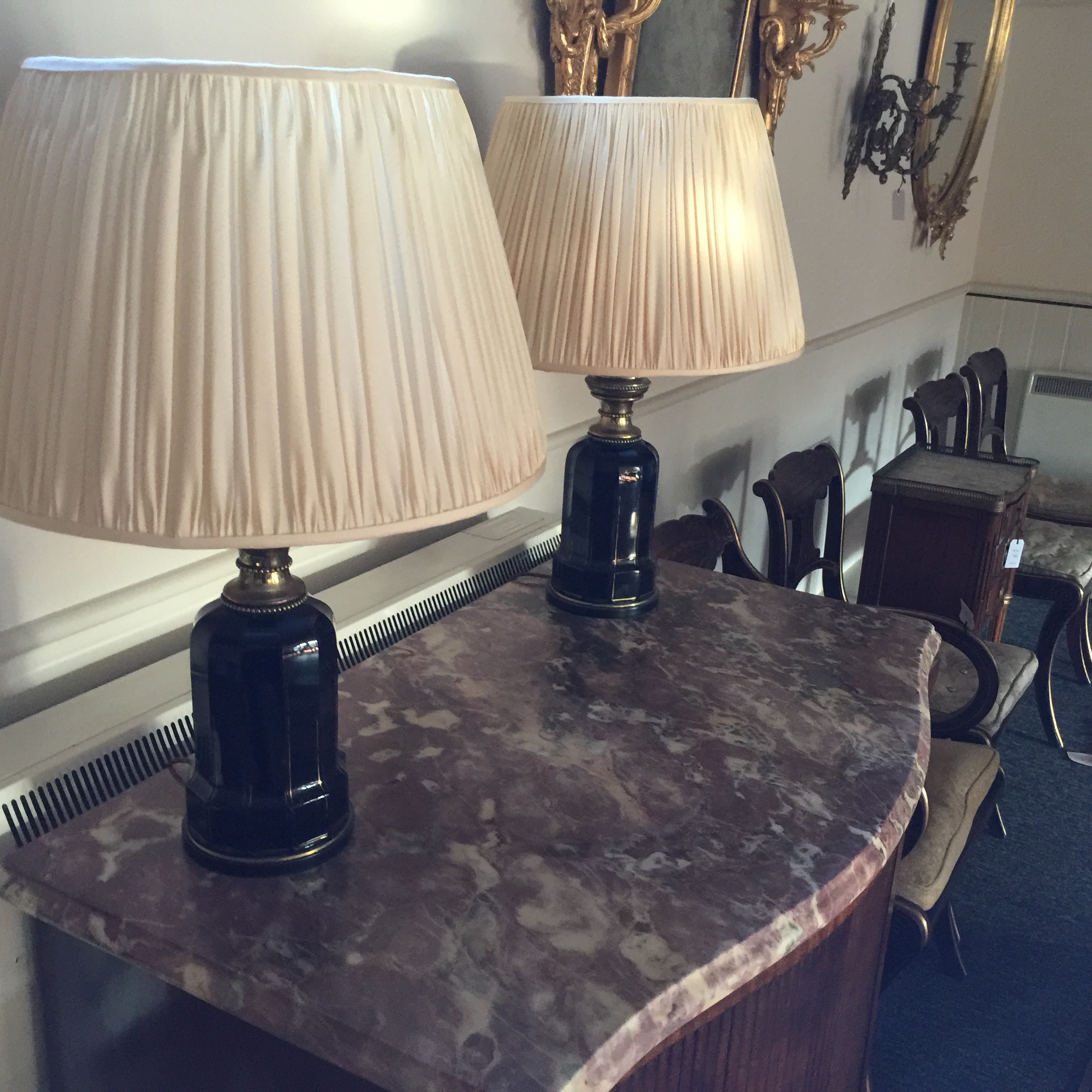 A pair of French black and gilt glass table lamps - Image 3 of 11